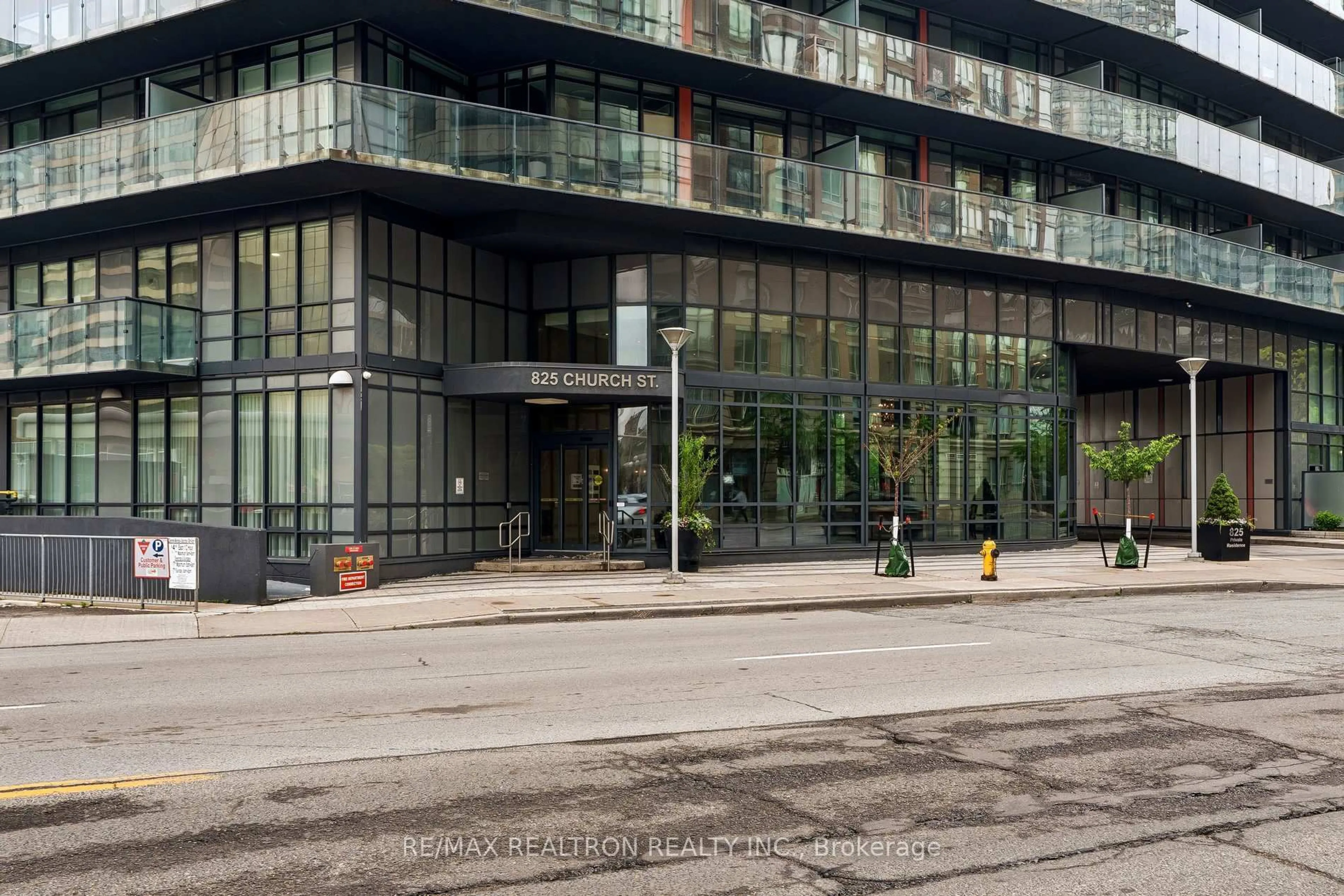 Indoor foyer for 825 Church St #3102, Toronto Ontario M4W 3Z4