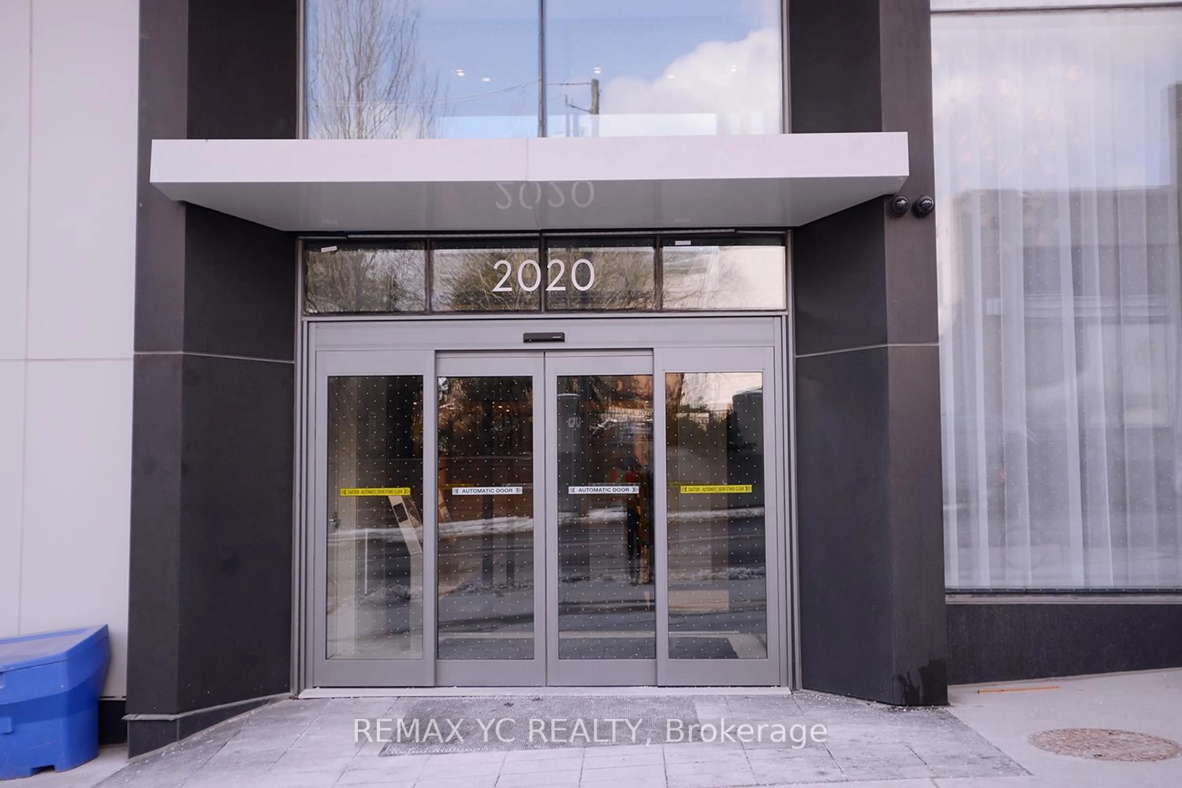 Indoor foyer for 2020 Bathurst St #721, Toronto Ontario M5P 3L1