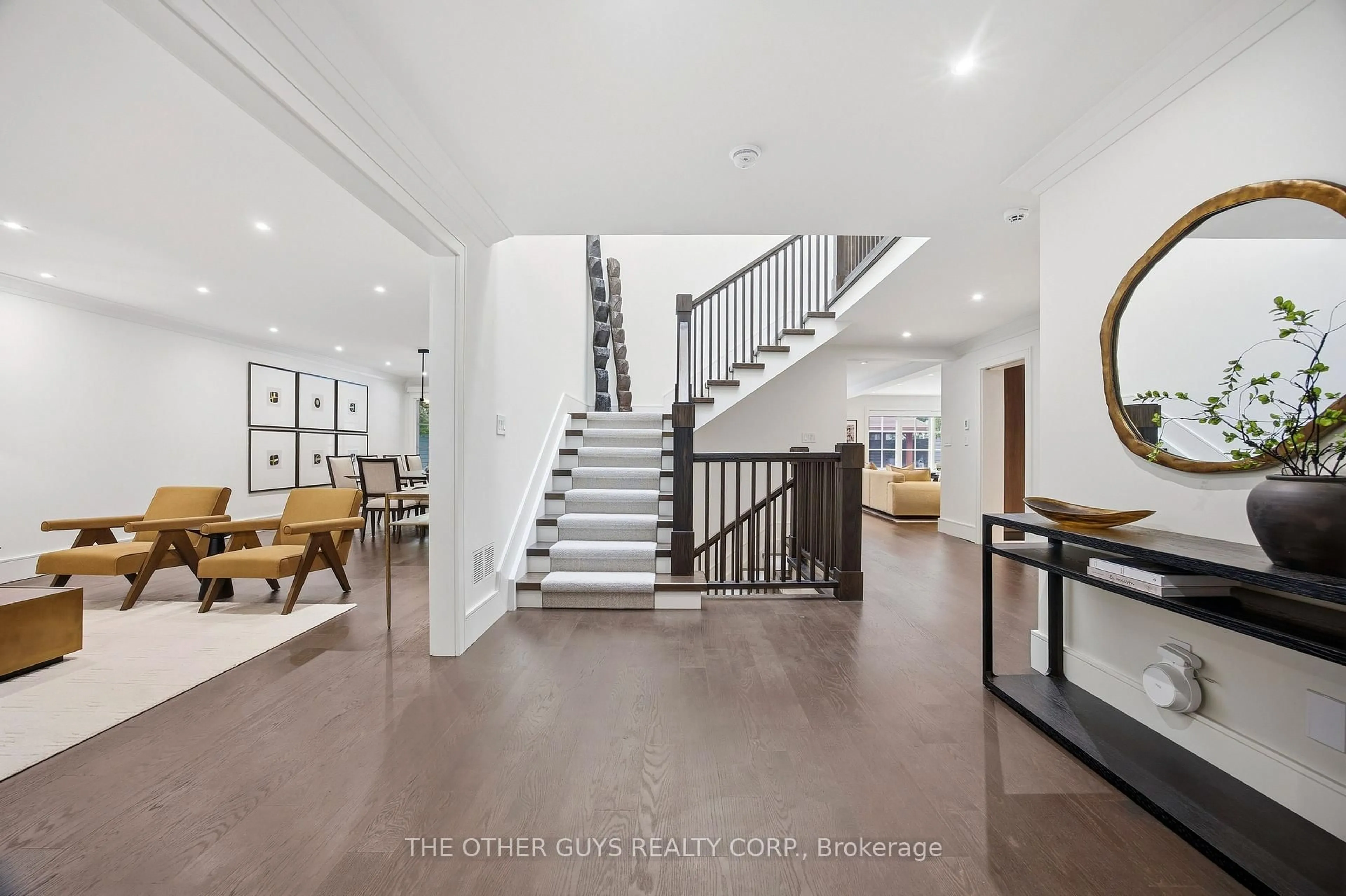 Indoor foyer for 18 Chipstead Rd, Toronto Ontario M3B 3E6