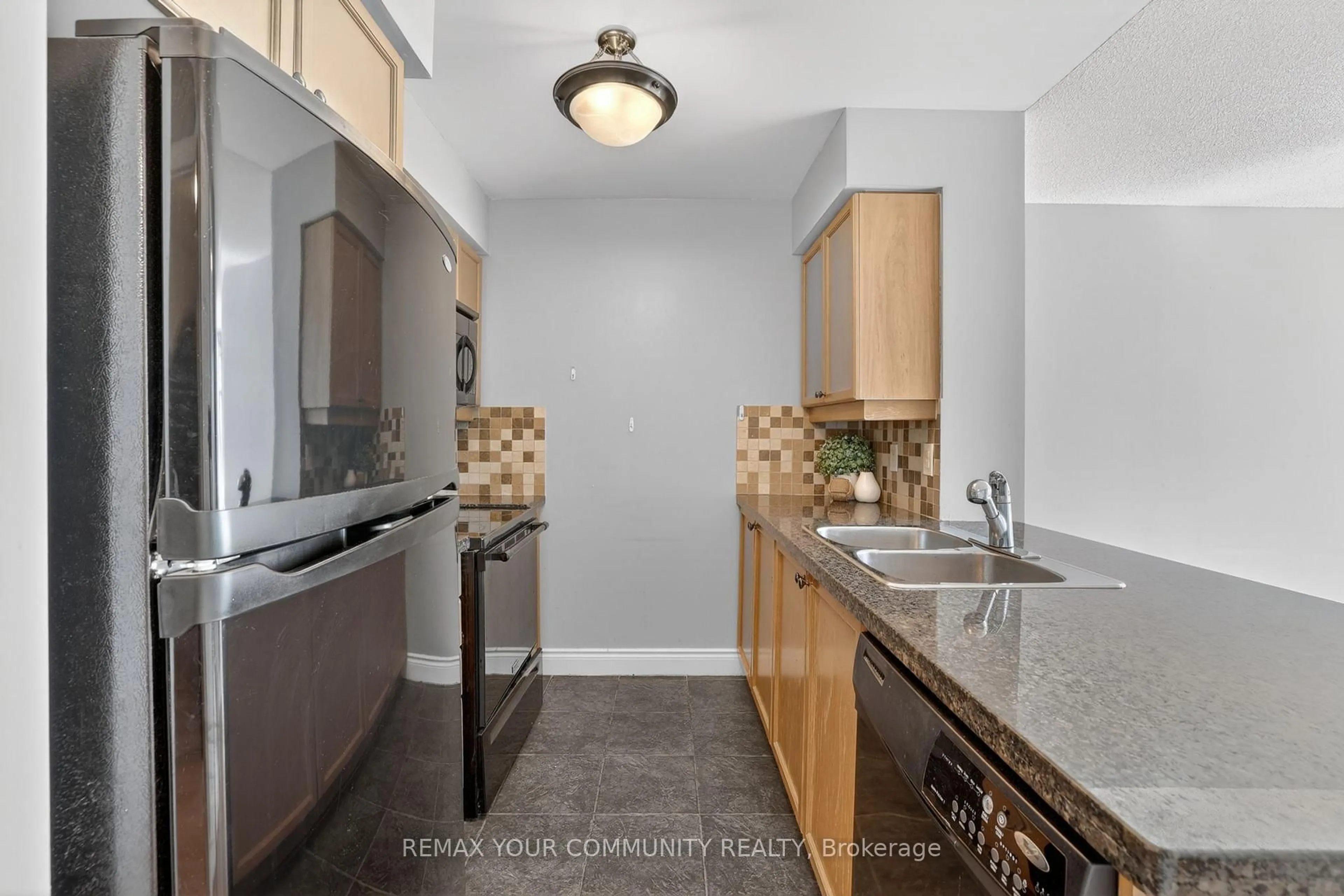 Standard kitchen, ceramic/tile floor for 25 Greenview Ave #622, Toronto Ontario M2M 0A5