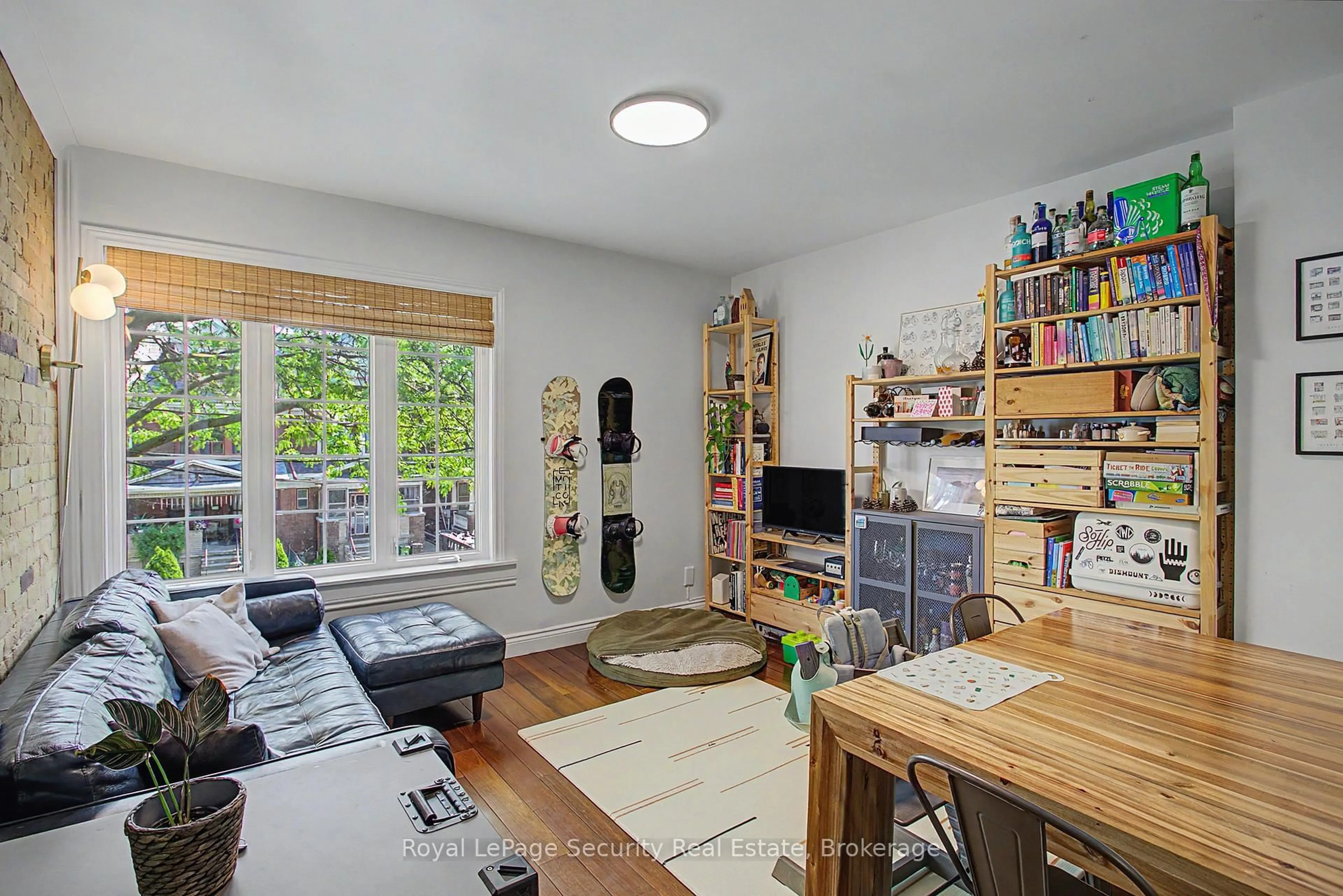 A pic of a room for 410 Manning Ave, Toronto Ontario M6G 2V7