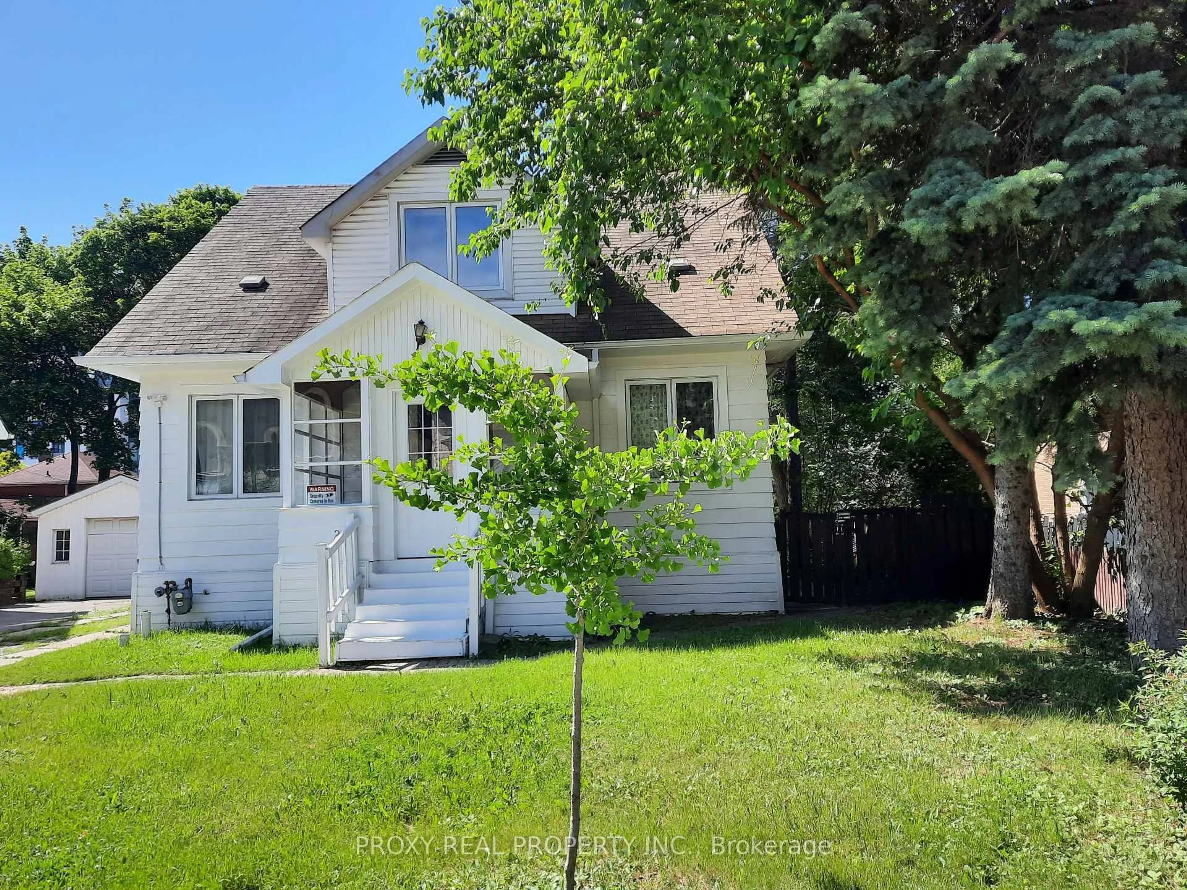 A pic from outside/outdoor area/front of a property/back of a property/a pic from drone, street for 205 Maplehurst Ave, Toronto Ontario M2N 3C3