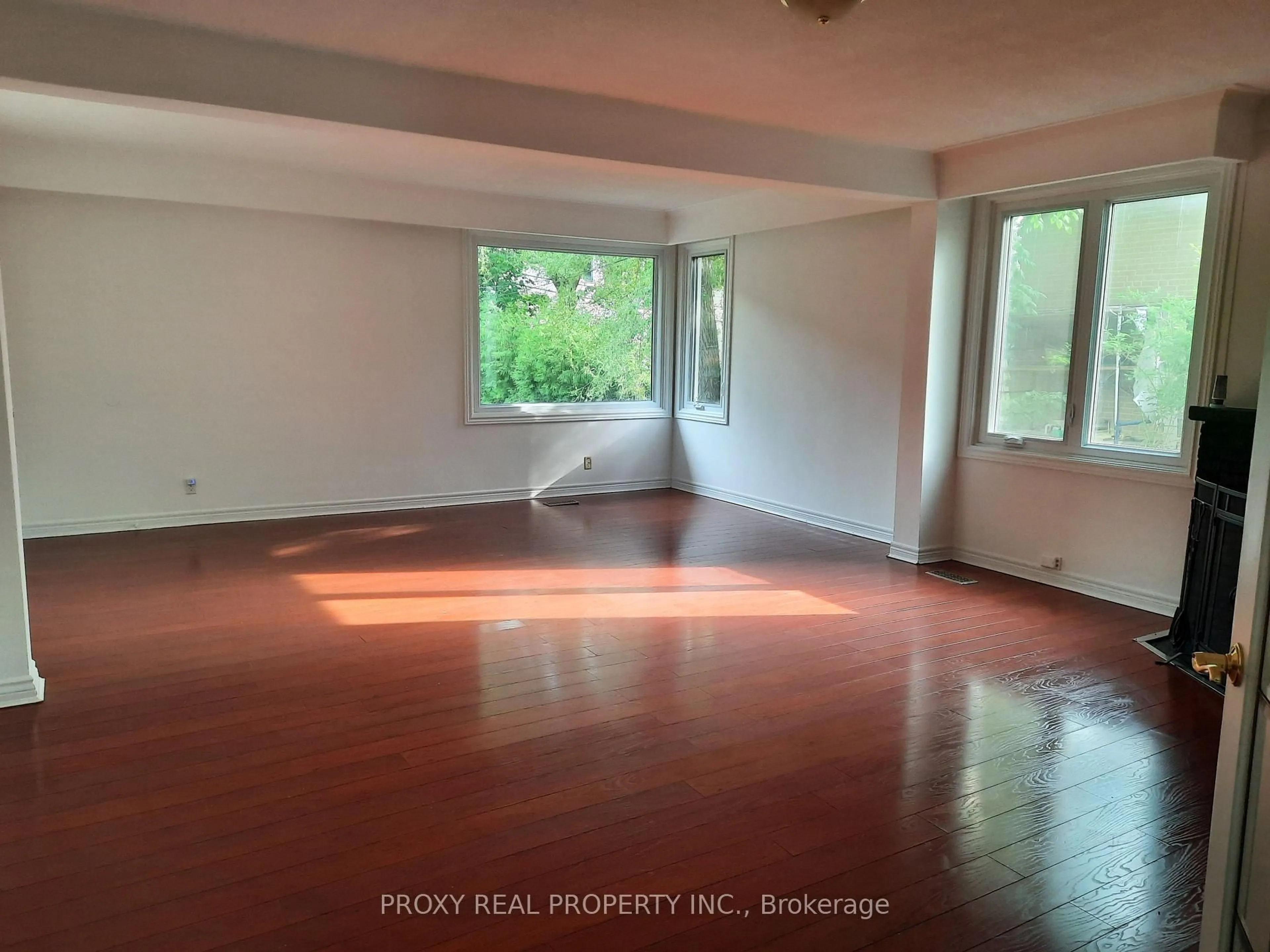 A pic of a room for 205 Maplehurst Ave, Toronto Ontario M2N 3C3