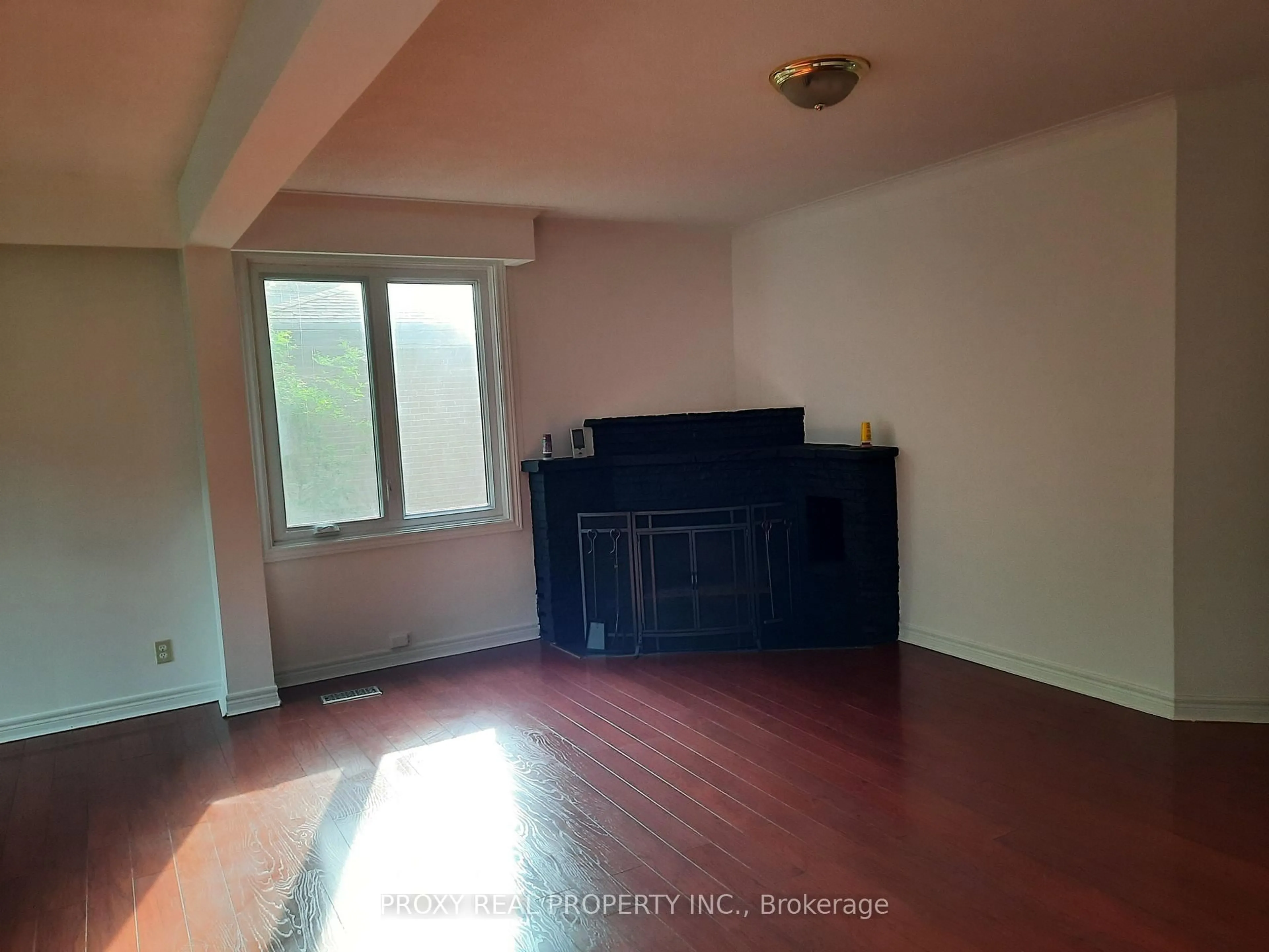 A pic of a room for 205 Maplehurst Ave, Toronto Ontario M2N 3C3