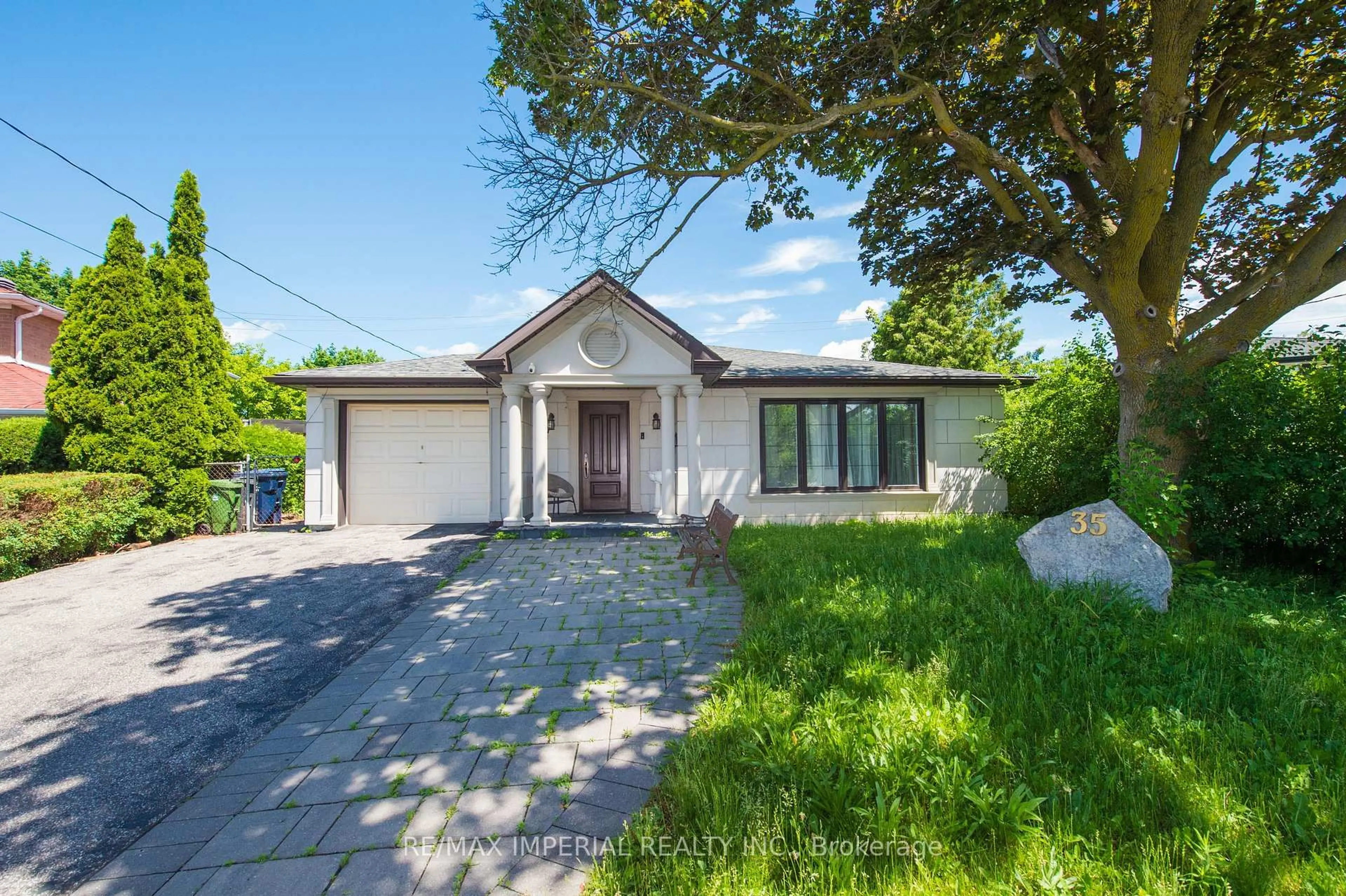 A pic from outside/outdoor area/front of a property/back of a property/a pic from drone, street for 35 Waddington Cres, Toronto Ontario M2J 2Z9