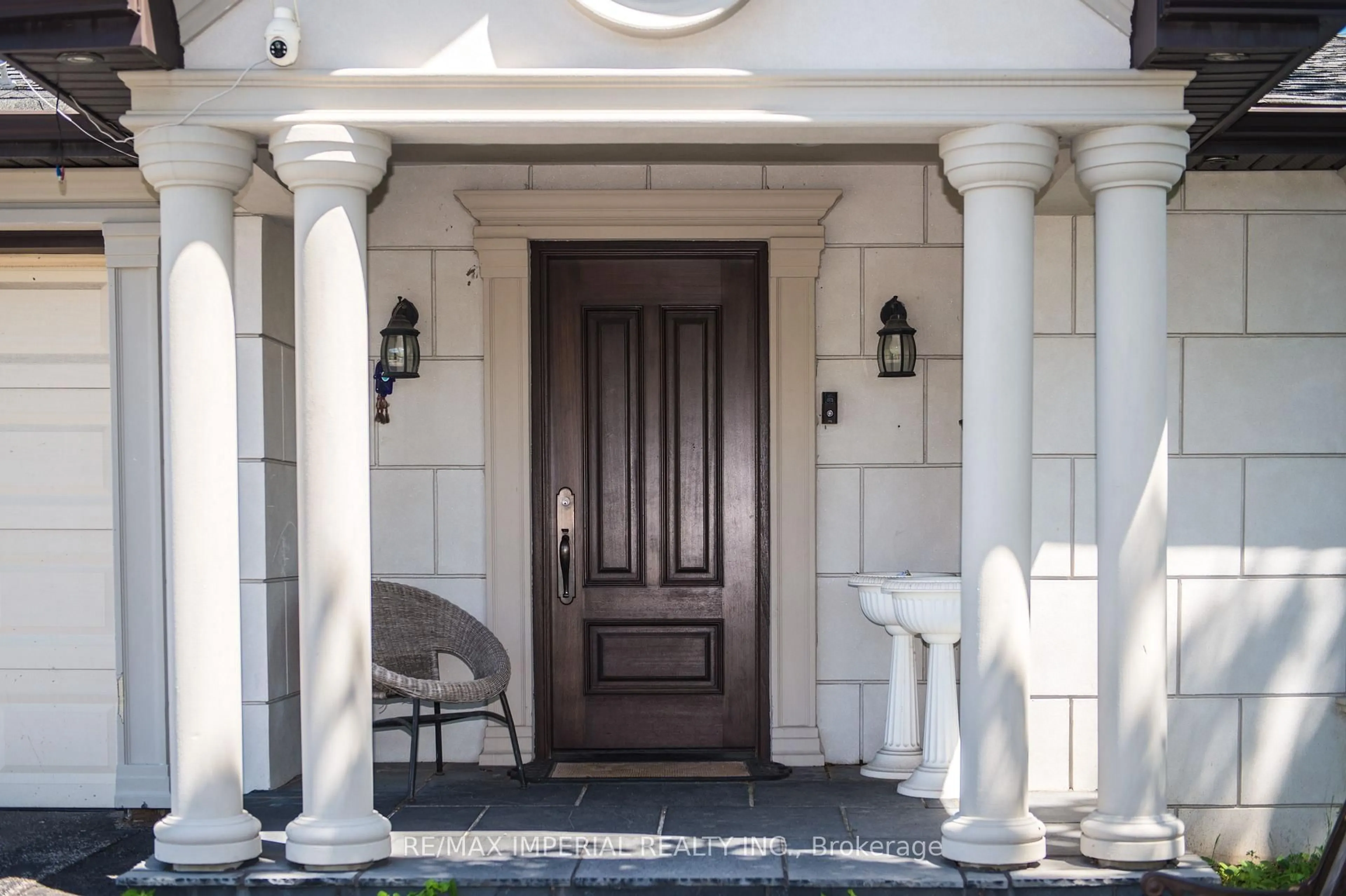 Indoor entryway for 35 Waddington Cres, Toronto Ontario M2J 2Z9
