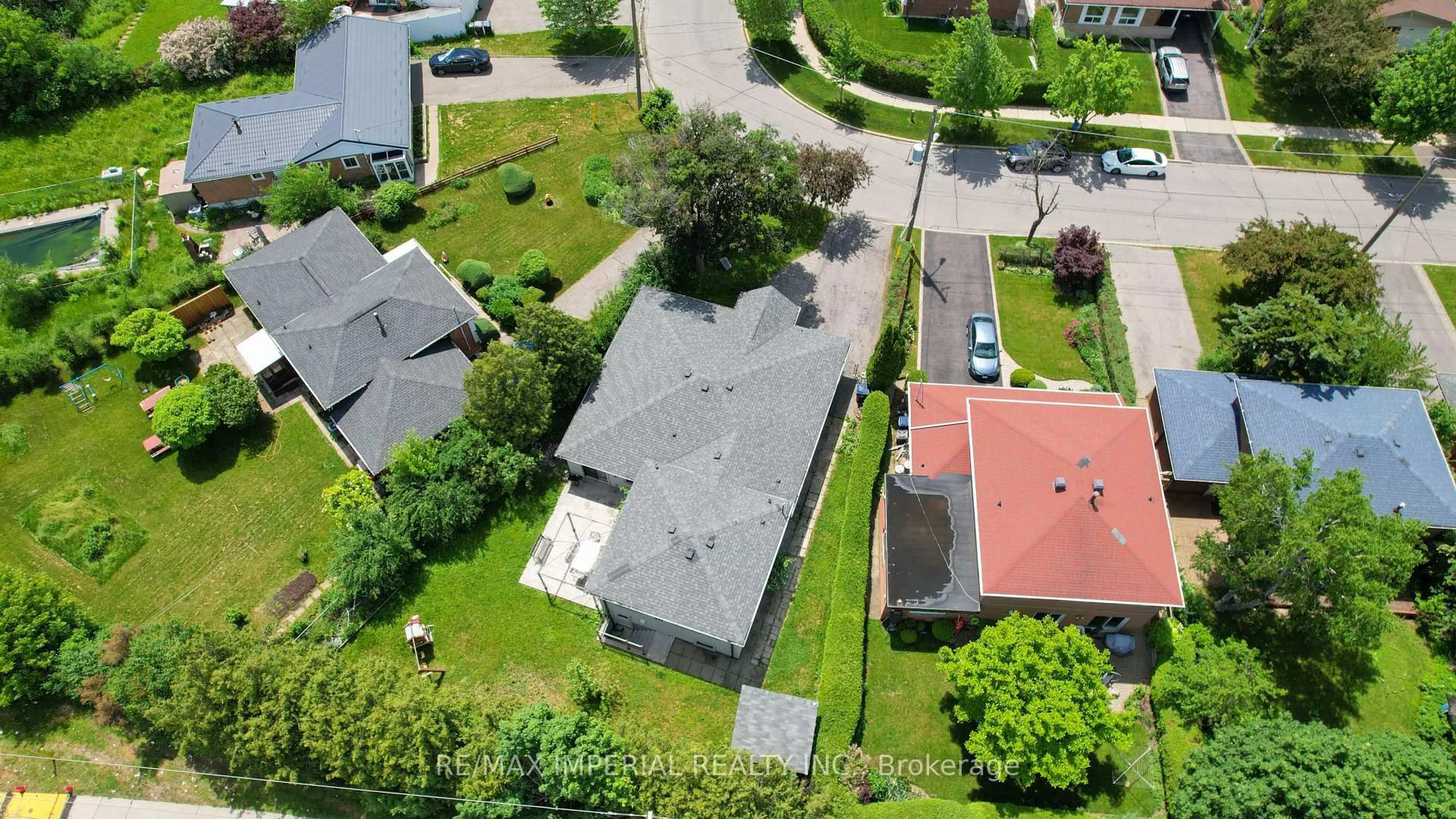A pic from outside/outdoor area/front of a property/back of a property/a pic from drone, street for 35 Waddington Cres, Toronto Ontario M2J 2Z9