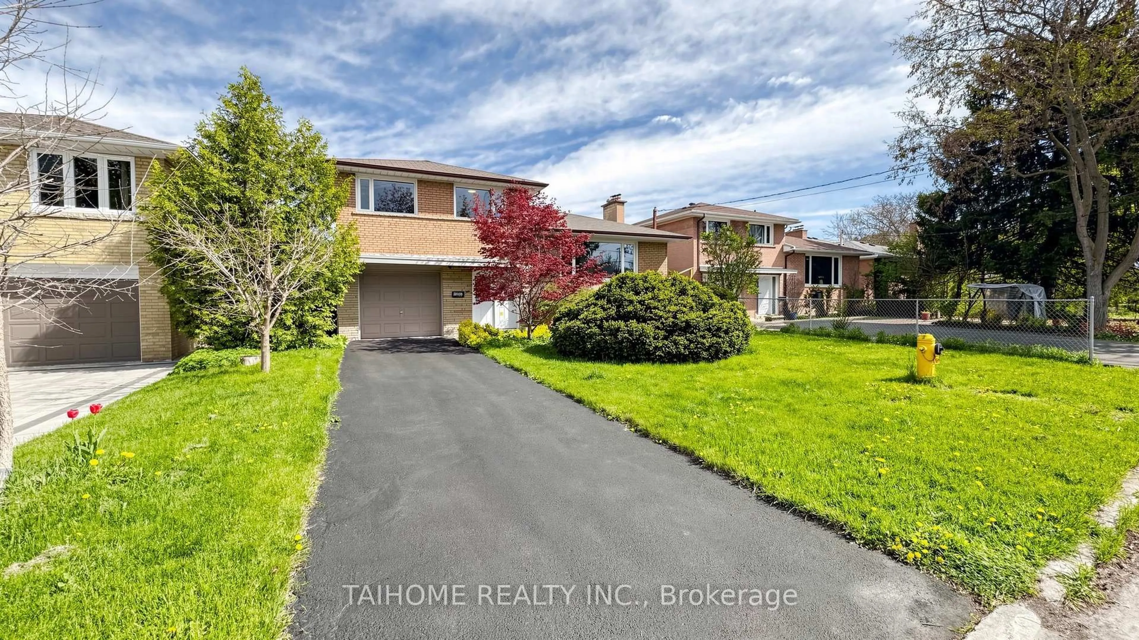 A pic from outside/outdoor area/front of a property/back of a property/a pic from drone, street for 72 Bowerbank Dr, Toronto Ontario M2M 2A1