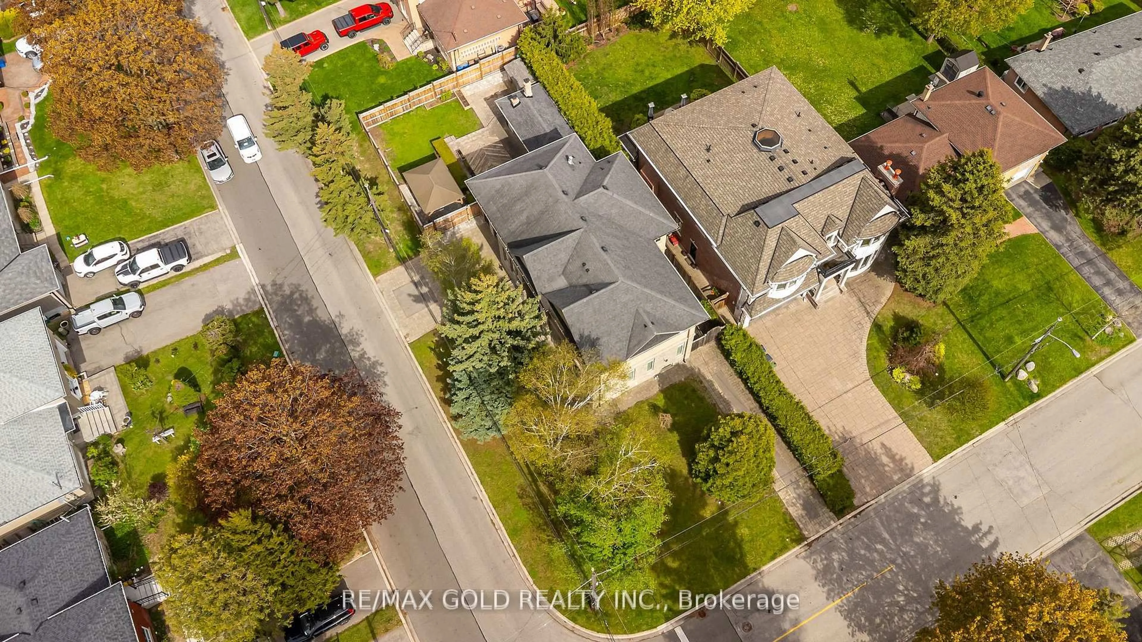 A pic from outside/outdoor area/front of a property/back of a property/a pic from drone, street for 1 Lissom Cres, Toronto Ontario M2R 2N9