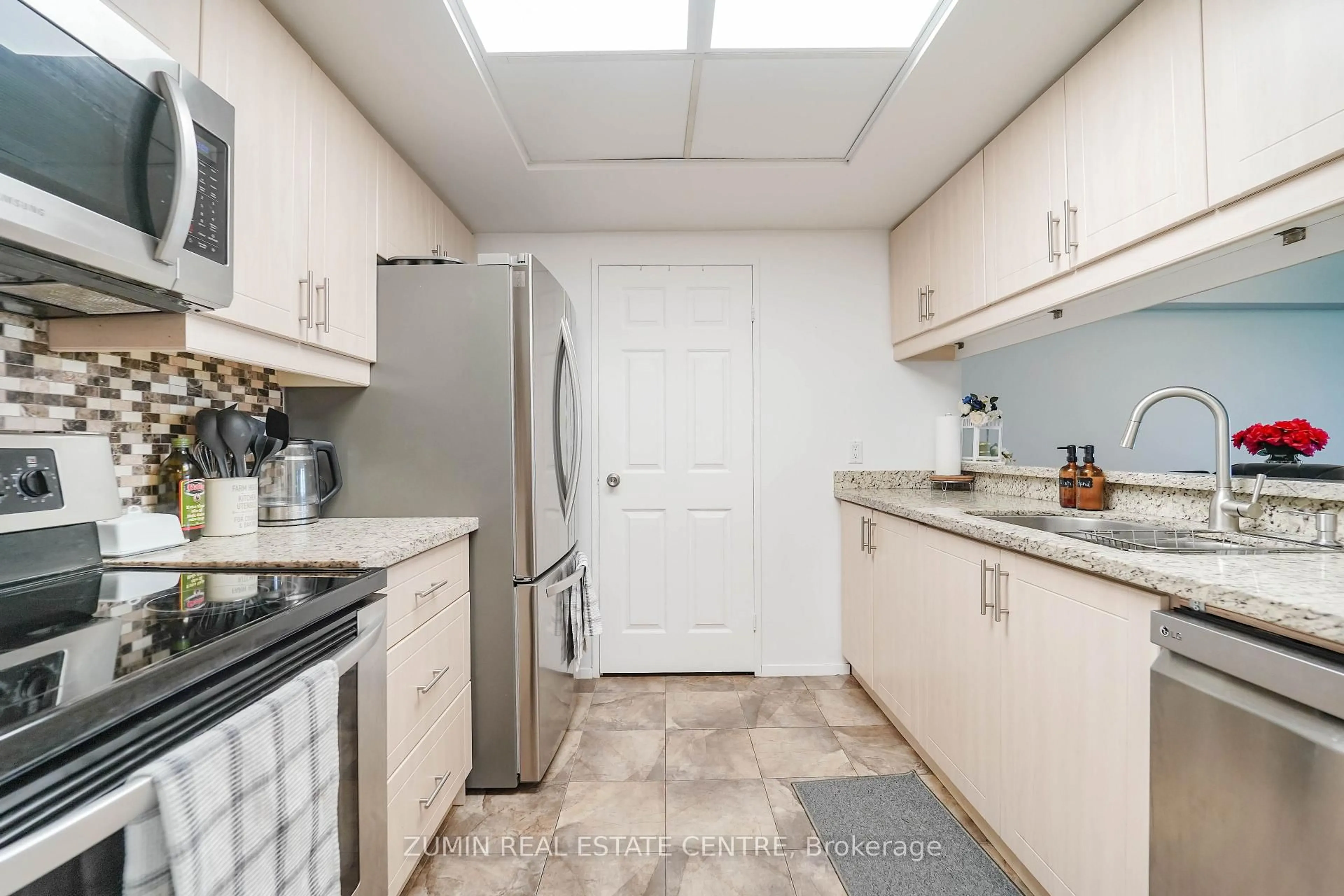 Standard kitchen, ceramic/tile floor for 1555 Finch Ave #602, Toronto Ontario M2J 4X9