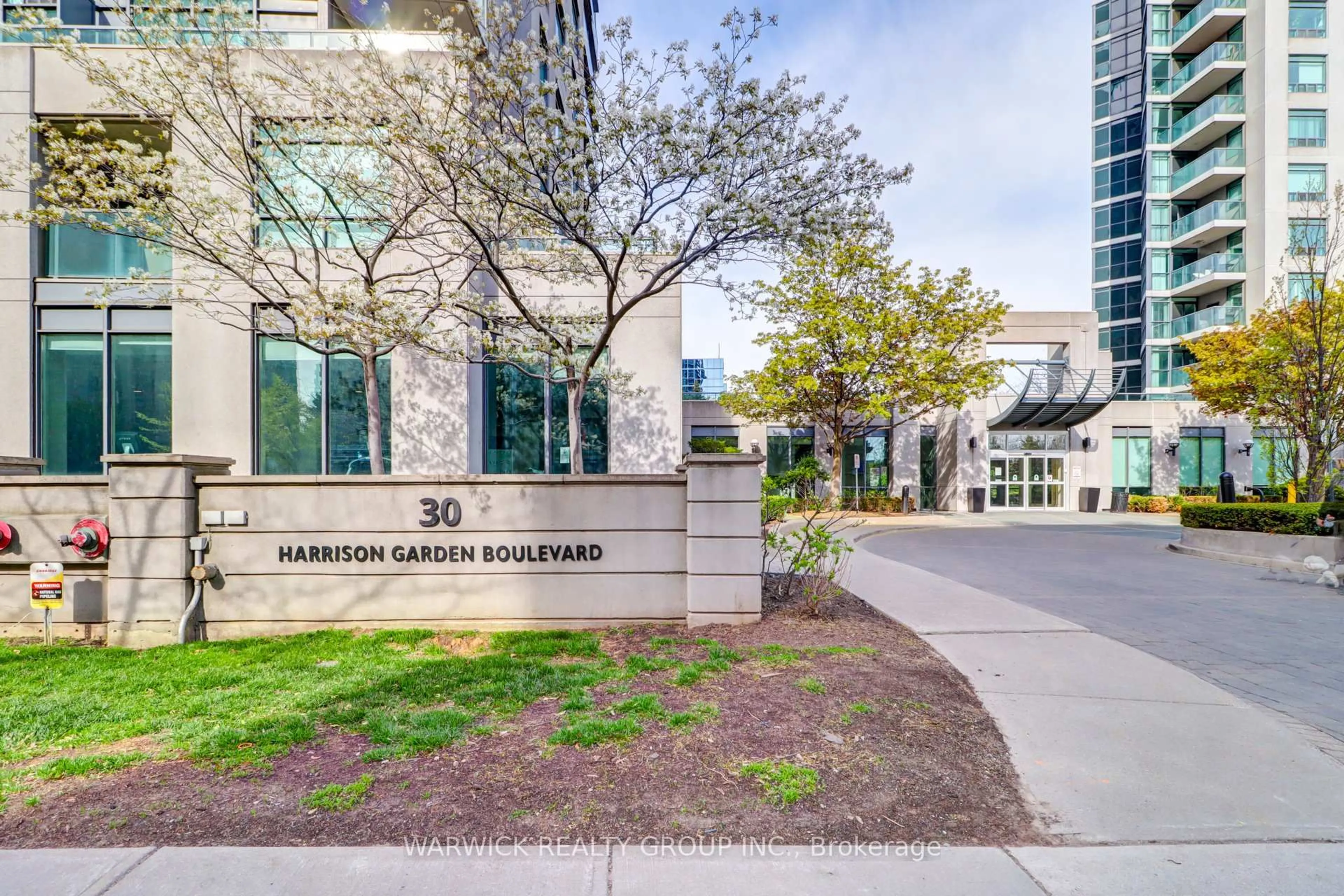 Indoor foyer for 30 Harrison Garden Blvd #903, Toronto Ontario M2N 7A9