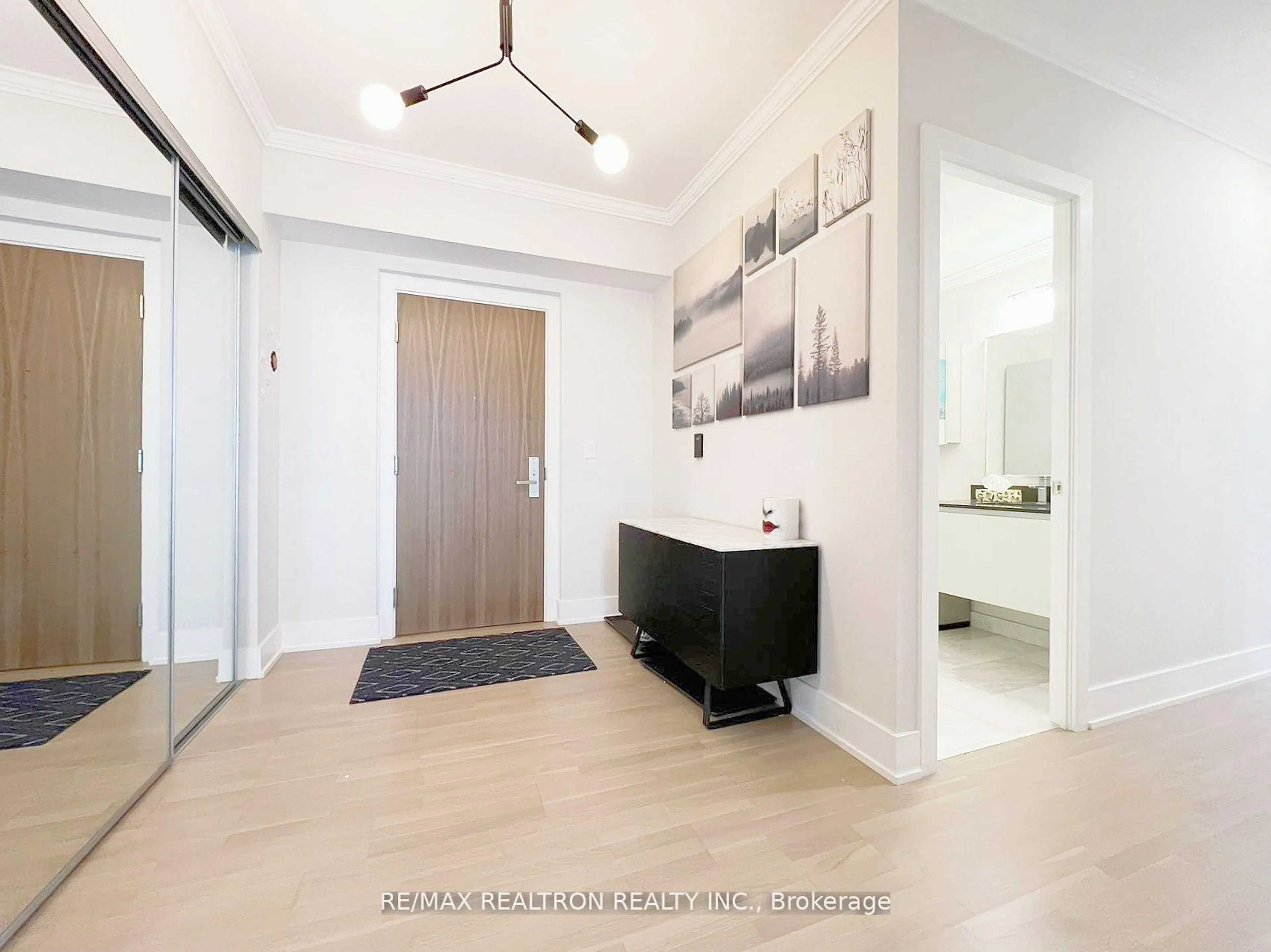 Indoor entryway for 200 Bloor St #2801, Toronto Ontario M5S 1T8