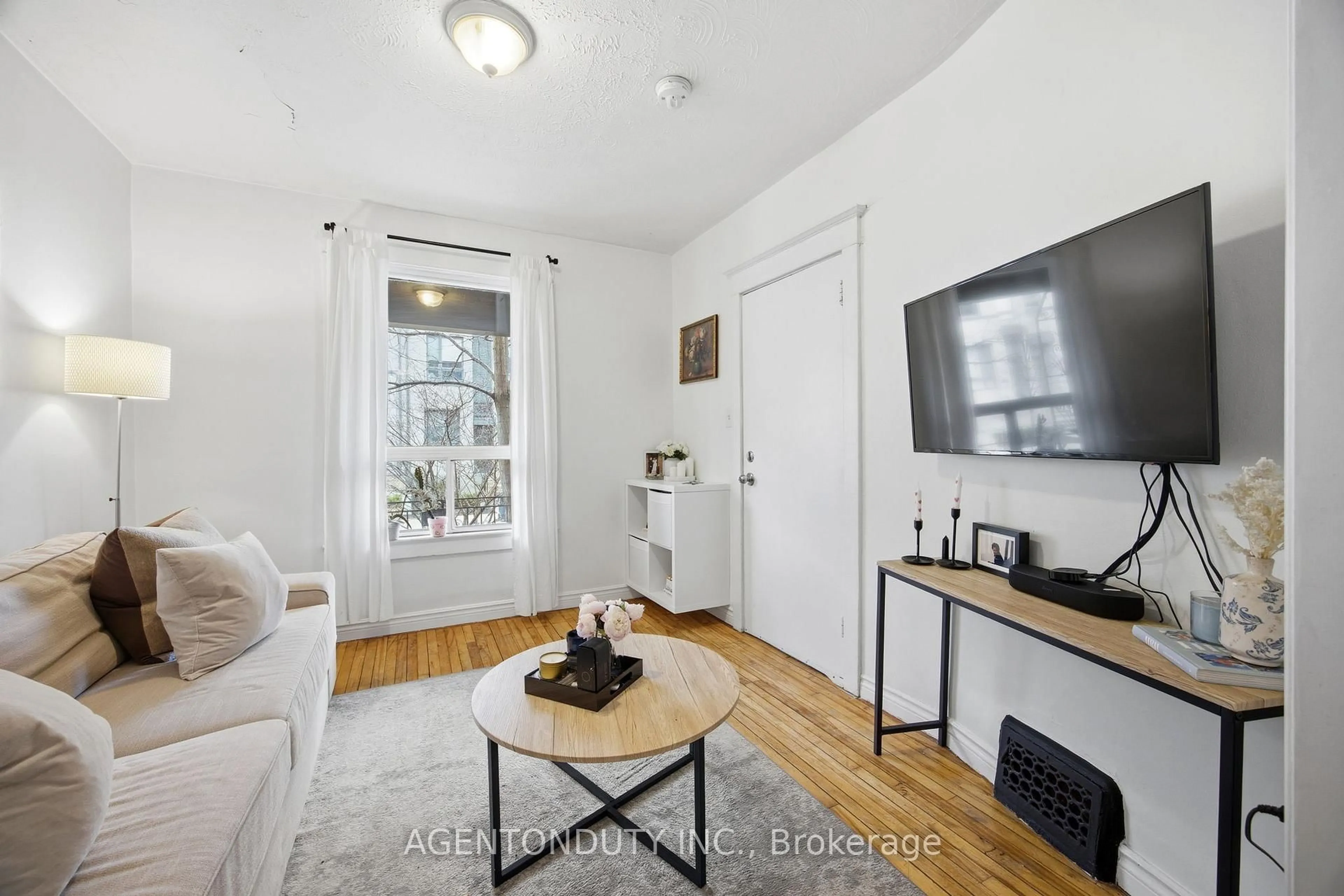 Living room with furniture, unknown for 51 Perth Ave, Toronto Ontario M6R 2C1