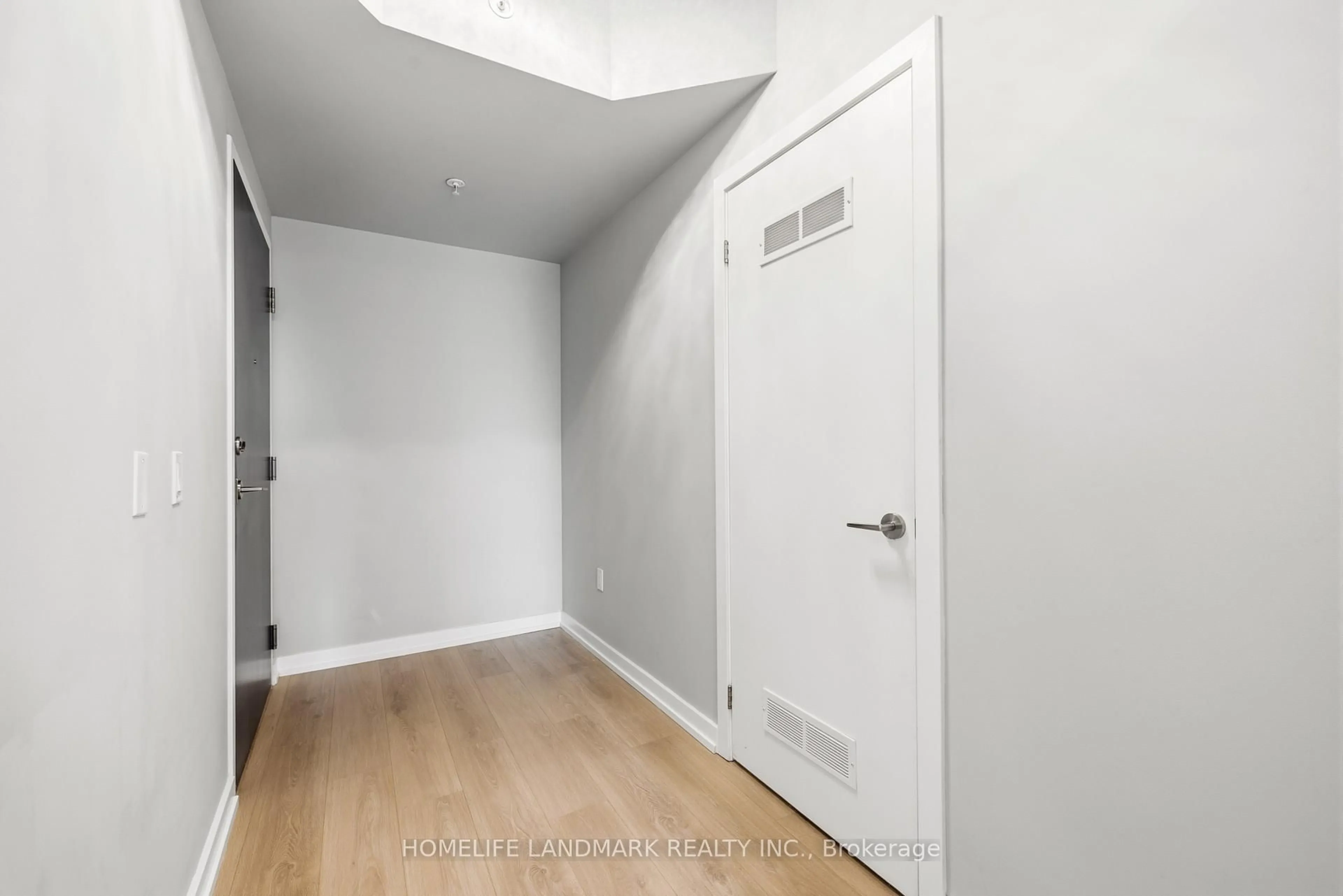 Indoor entryway for 3237 Bayview Ave #307, Toronto Ontario M2K 0G1