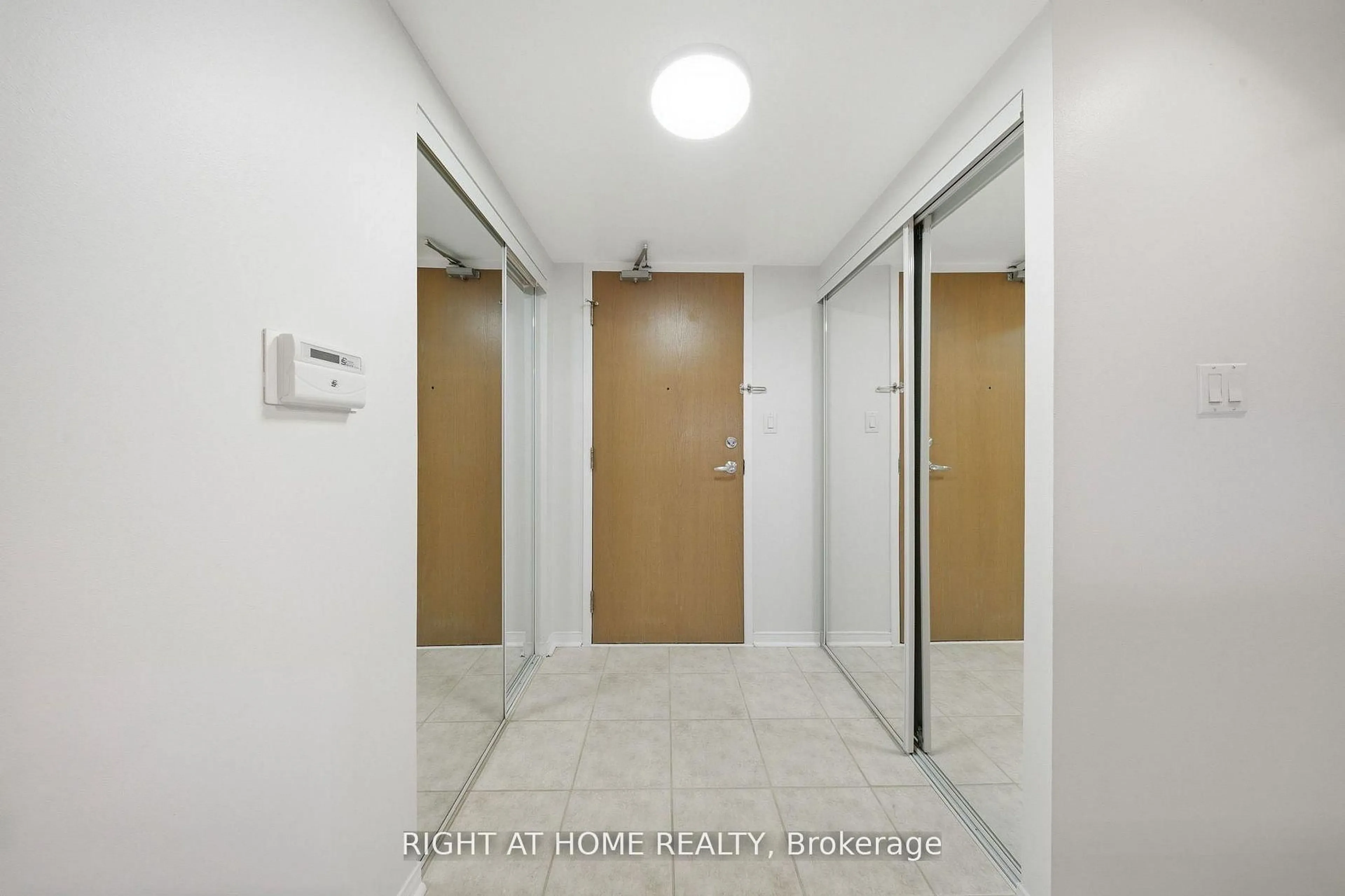 Indoor foyer for 233 Beecroft Rd #1915, Toronto Ontario M2N 6Z9