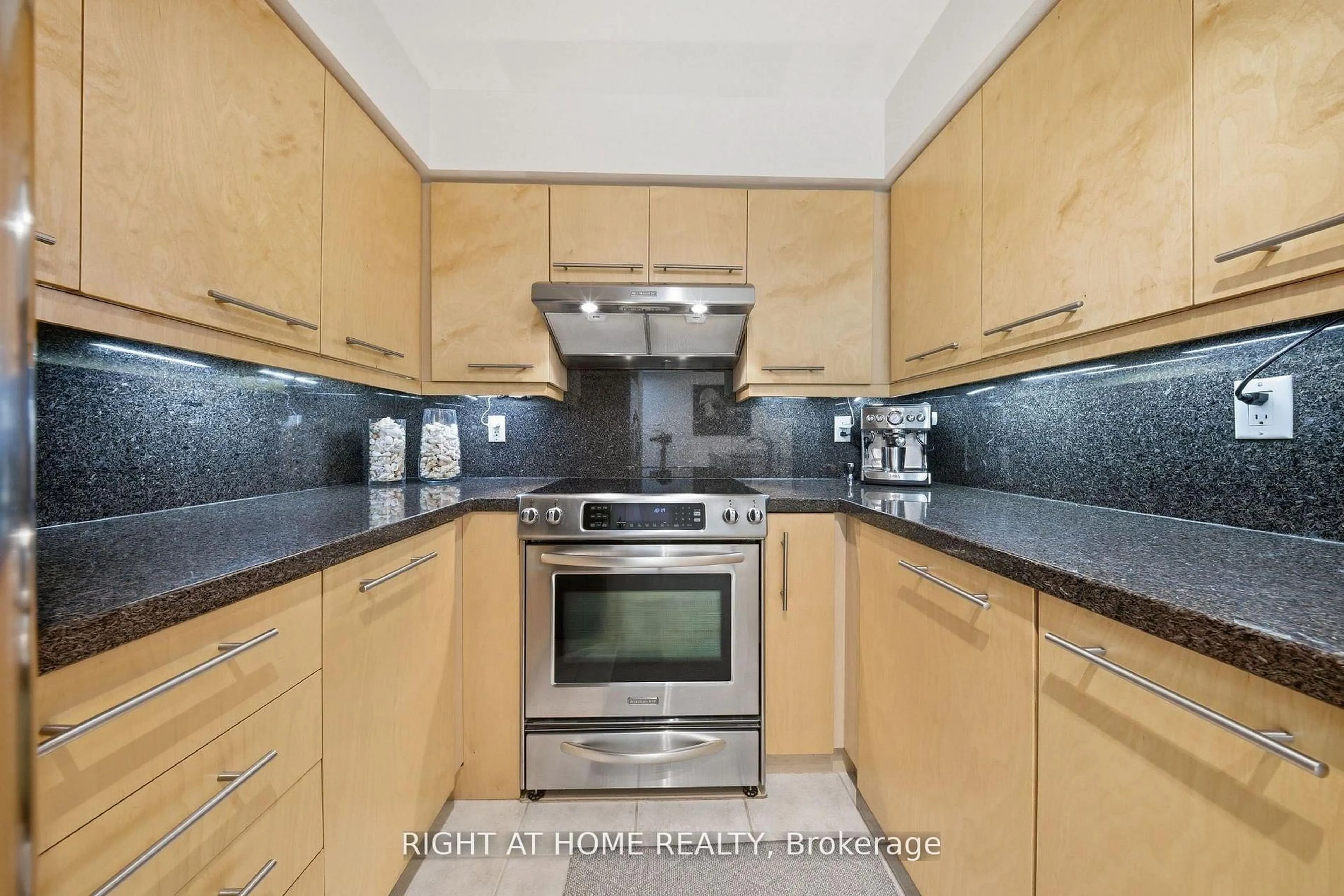 Standard kitchen, unknown for 233 Beecroft Rd #1915, Toronto Ontario M2N 6Z9