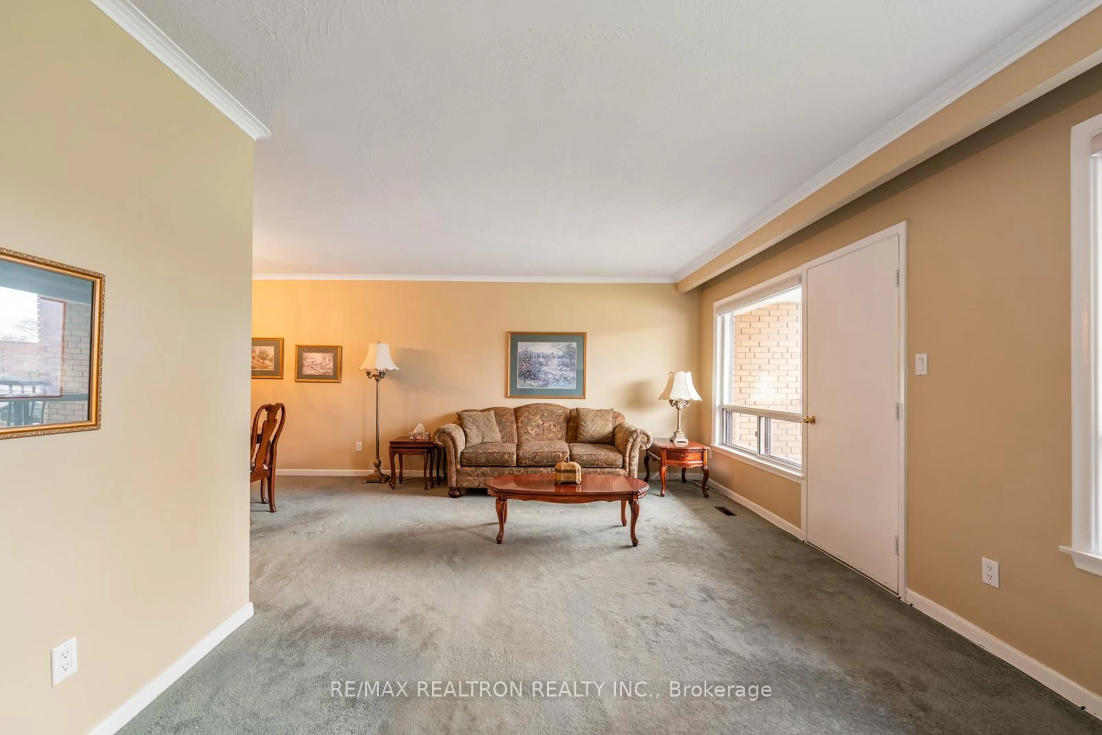 Living room with furniture, carpet floor for 34 Tillplain Rd, Toronto Ontario M3H 5R2