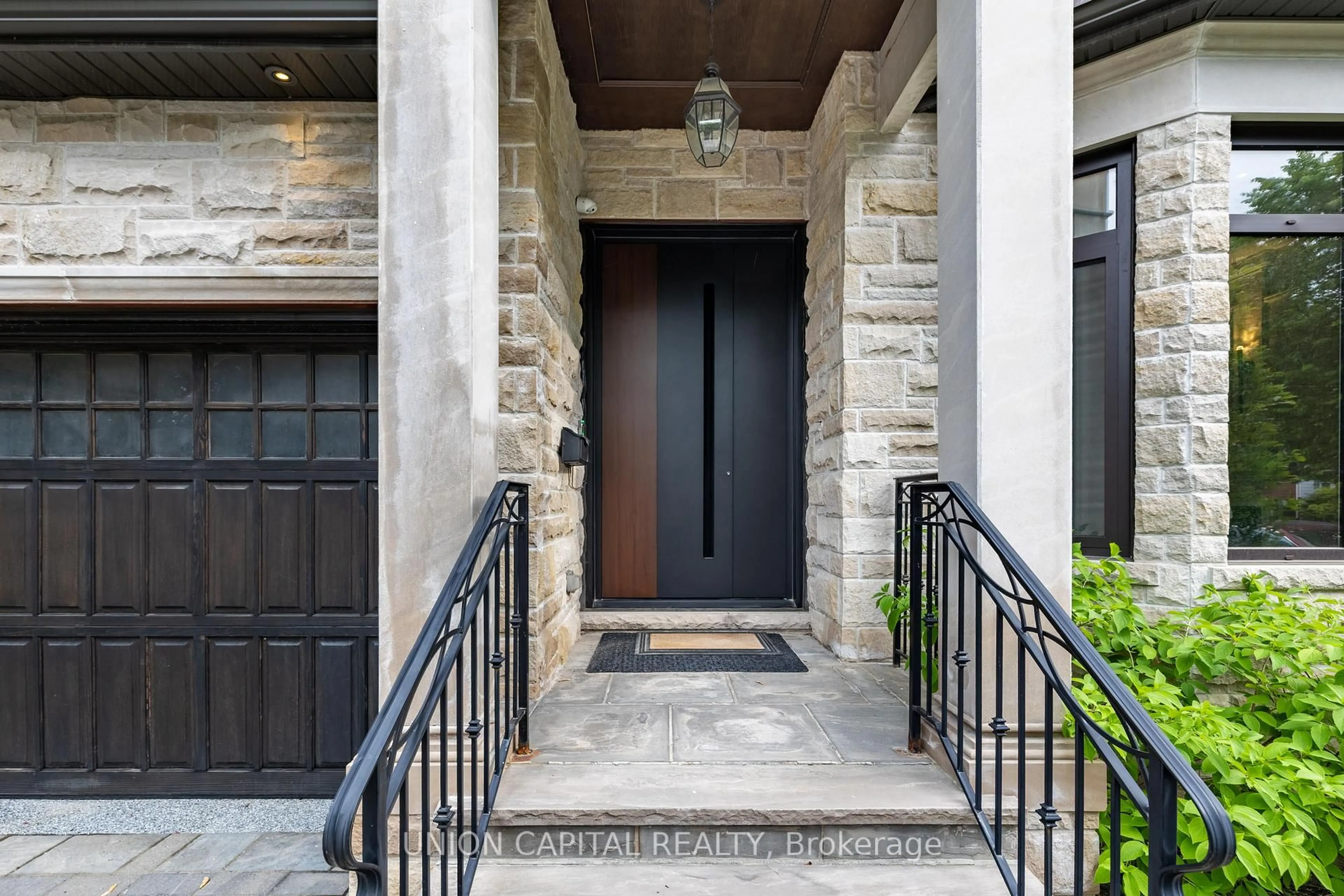 Indoor entryway for 47 Bevdale Rd, Toronto Ontario M2R 1L8