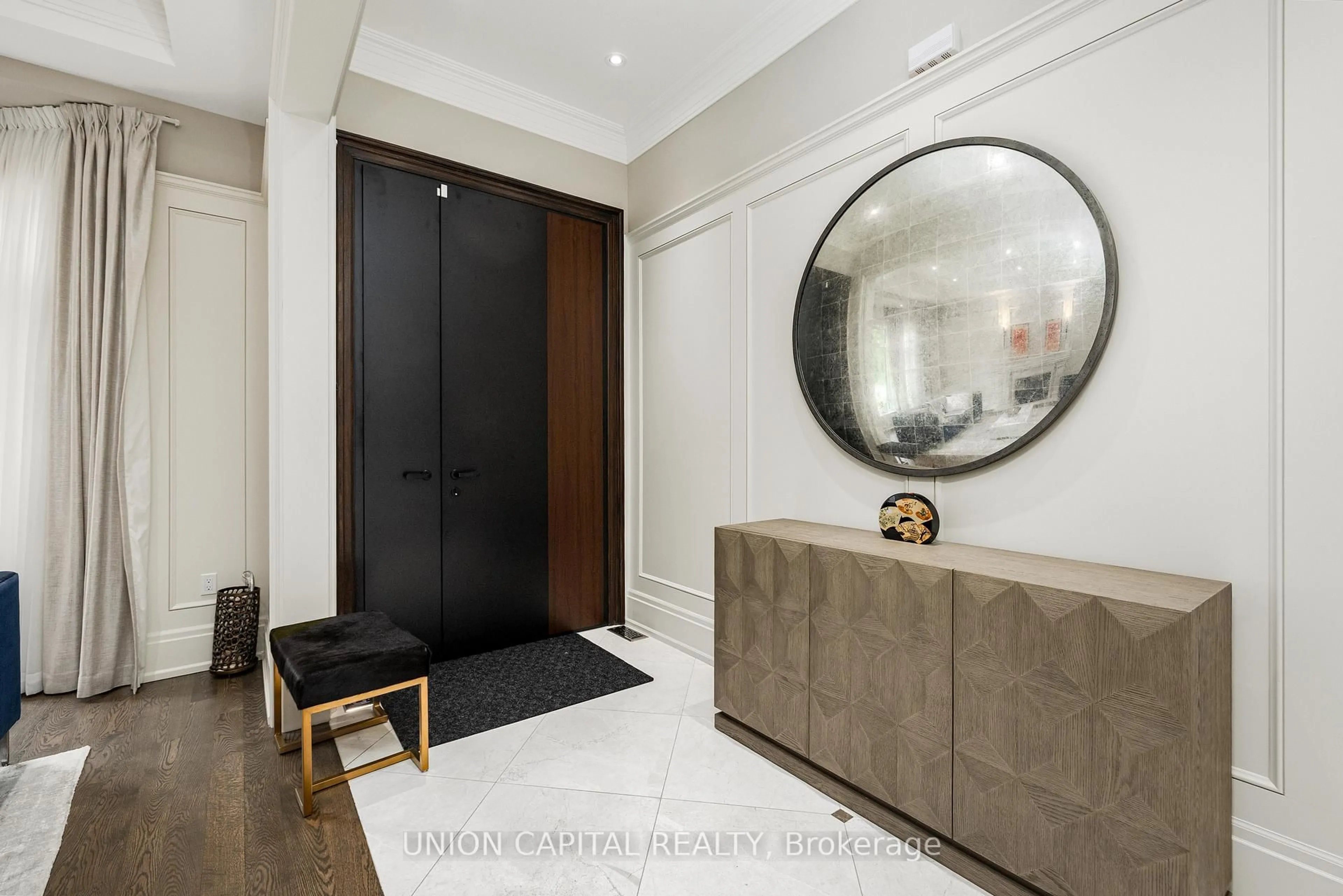 Indoor foyer for 47 Bevdale Rd, Toronto Ontario M2R 1L8
