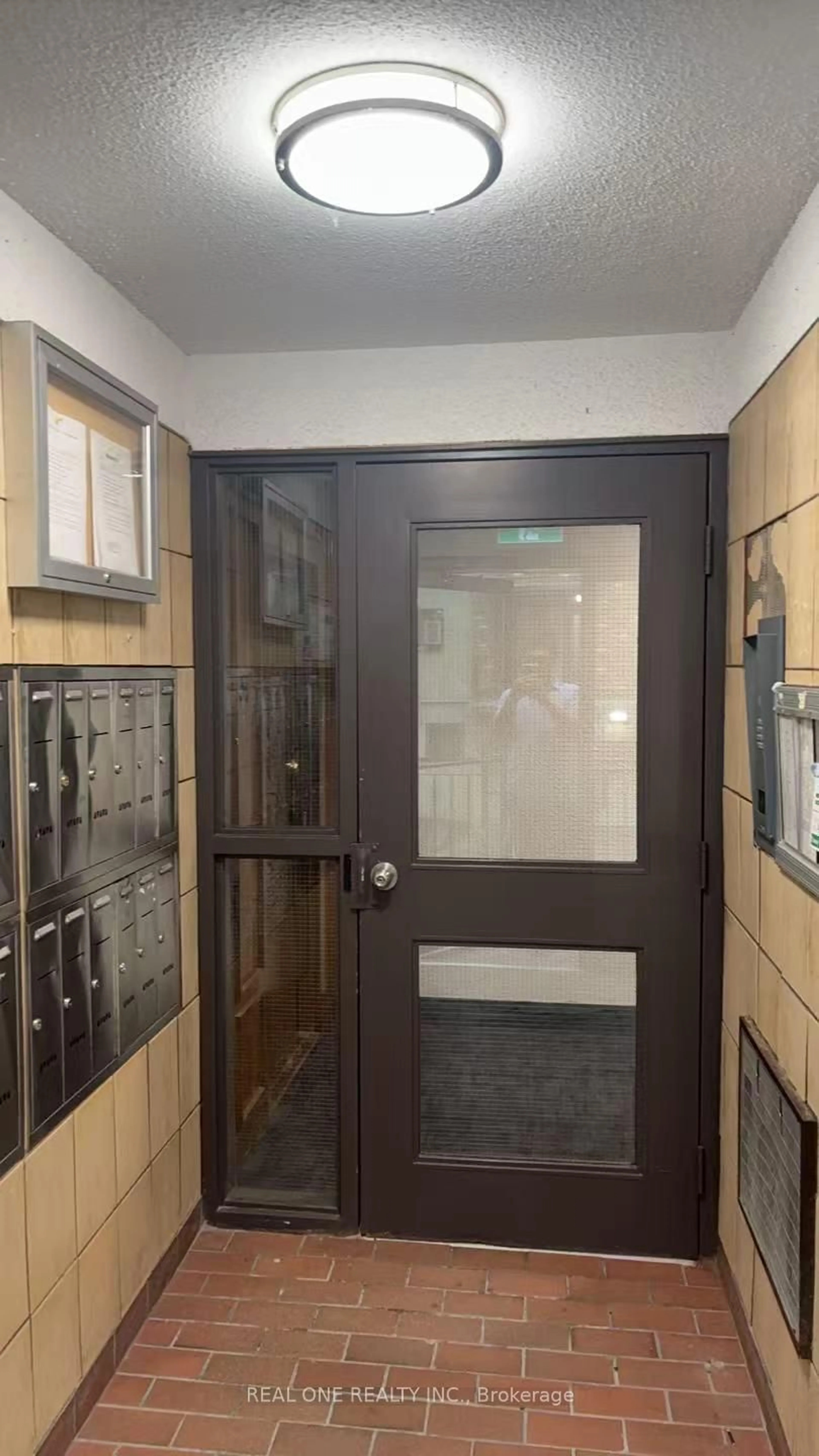 Indoor foyer for 25 Pebble Bywy #41, Toronto Ontario M2H 3J6