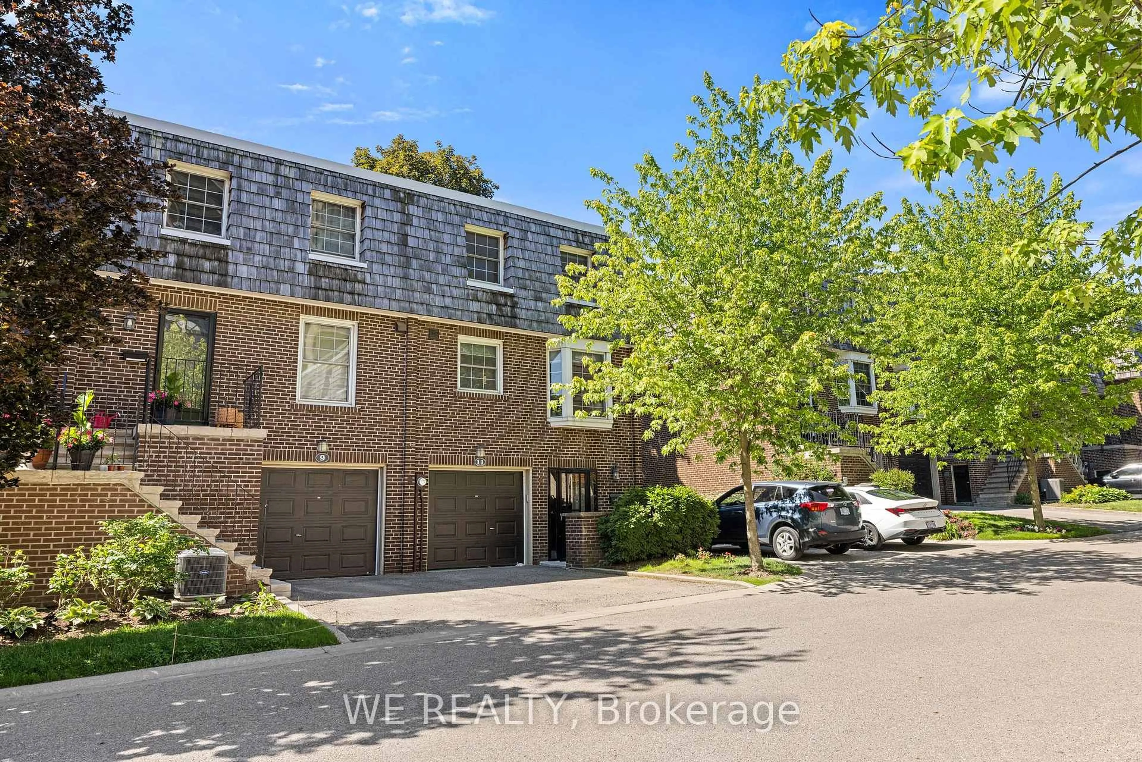 A pic from outside/outdoor area/front of a property/back of a property/a pic from drone, street for 11 Stonedale Plwy, Toronto Ontario M3B 1W2