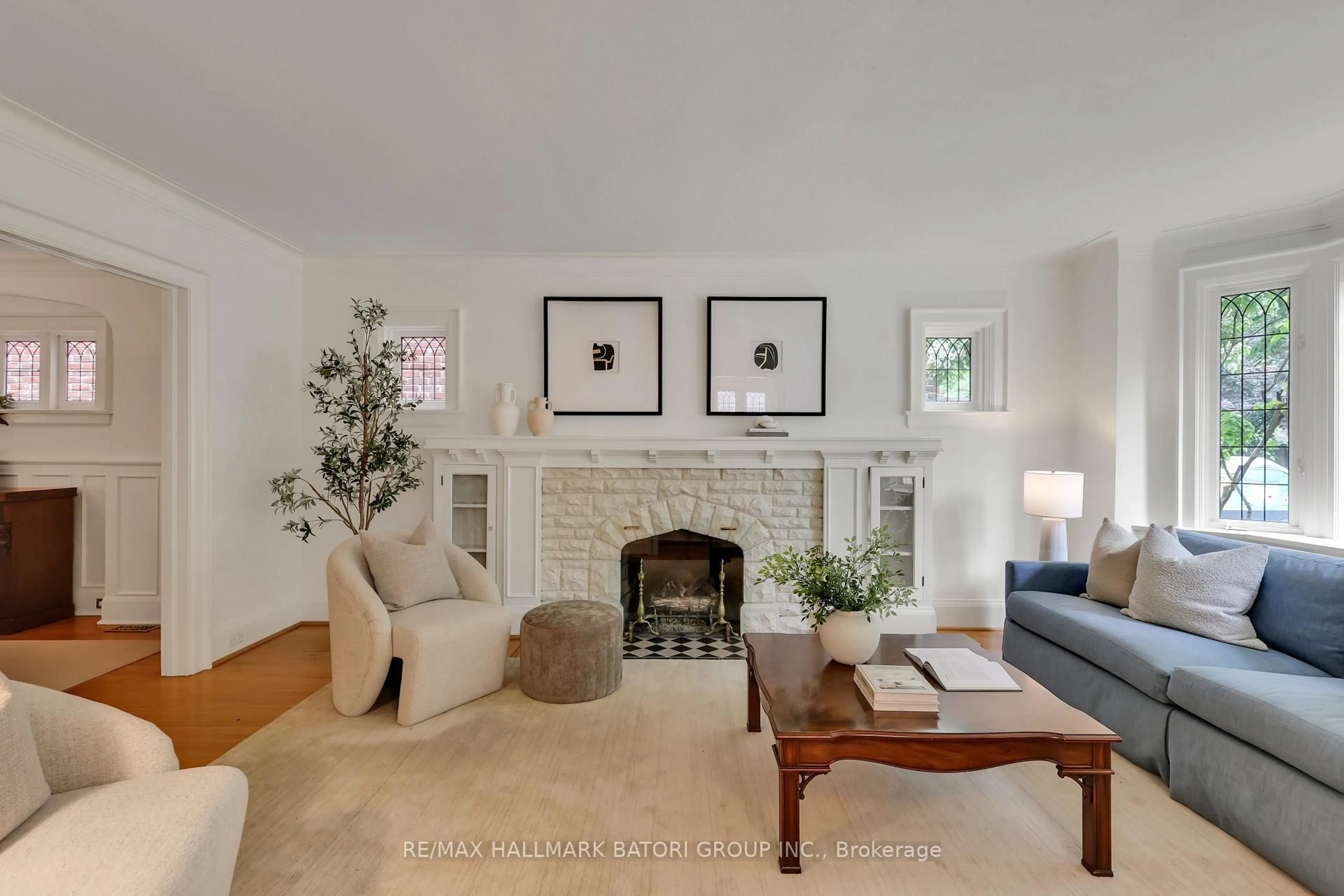 Living room with furniture, unknown for 152 Hillhurst Blvd, Toronto Ontario M5N 1N8