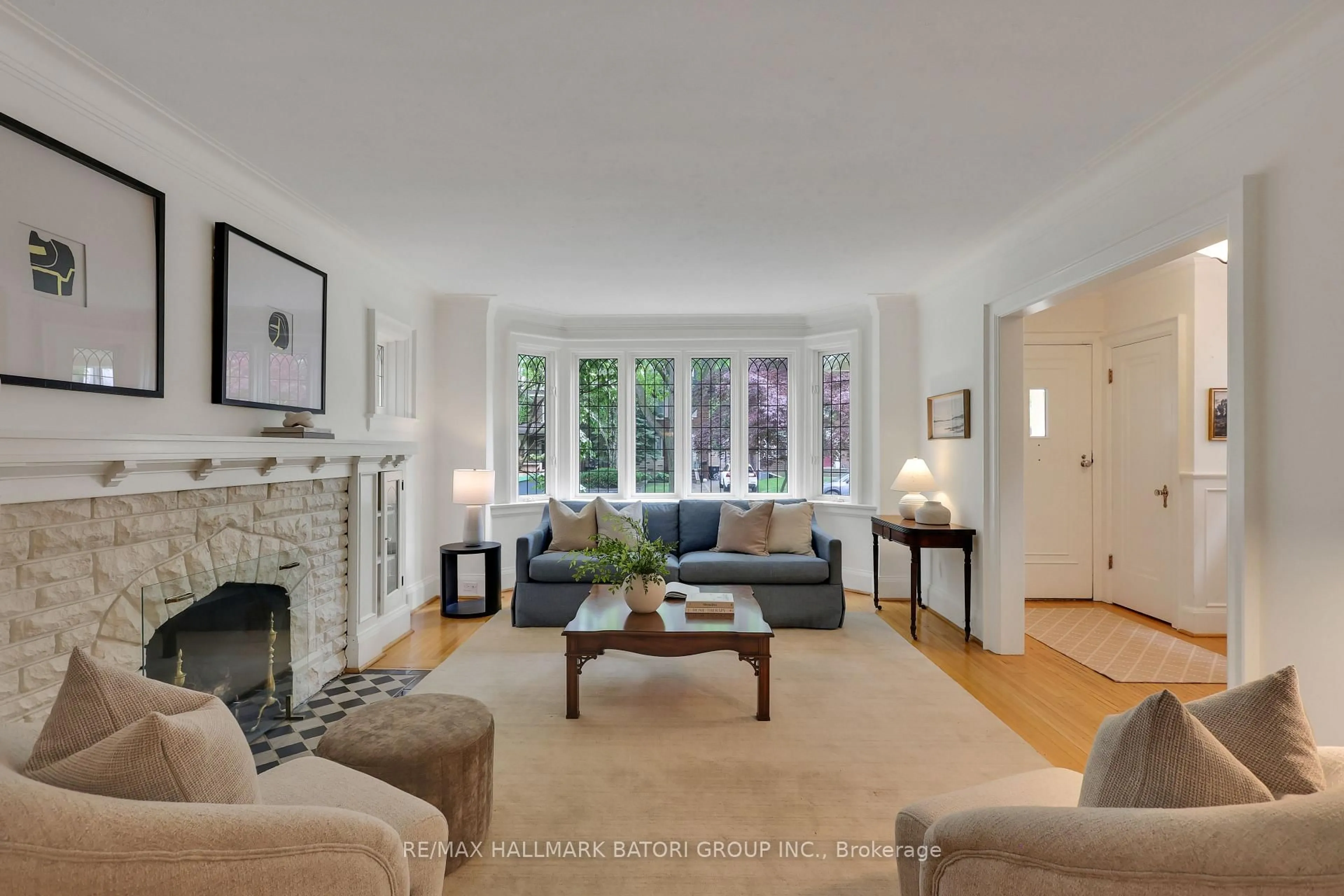 Living room with furniture, unknown for 152 Hillhurst Blvd, Toronto Ontario M5N 1N8