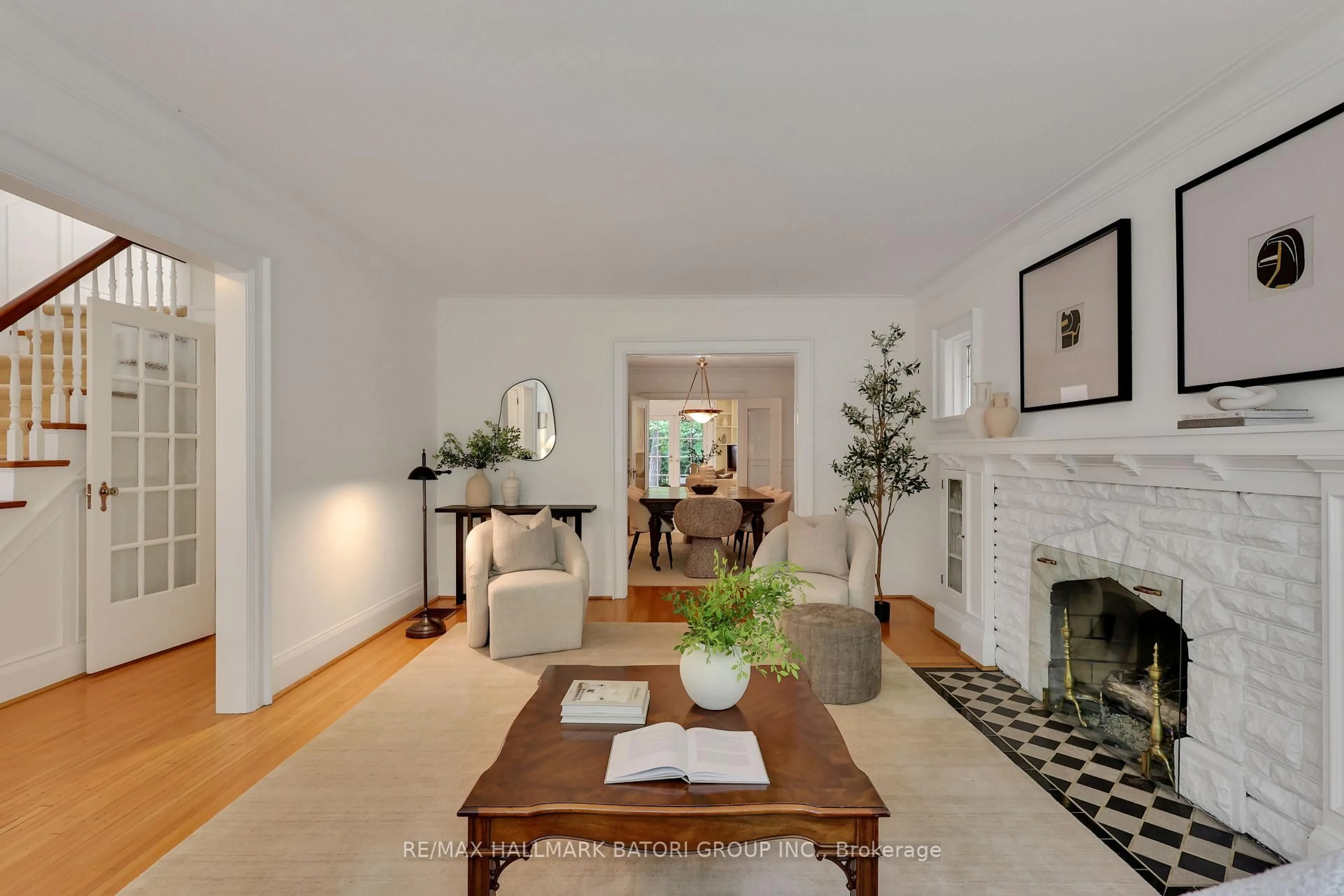 Living room with furniture, unknown for 152 Hillhurst Blvd, Toronto Ontario M5N 1N8