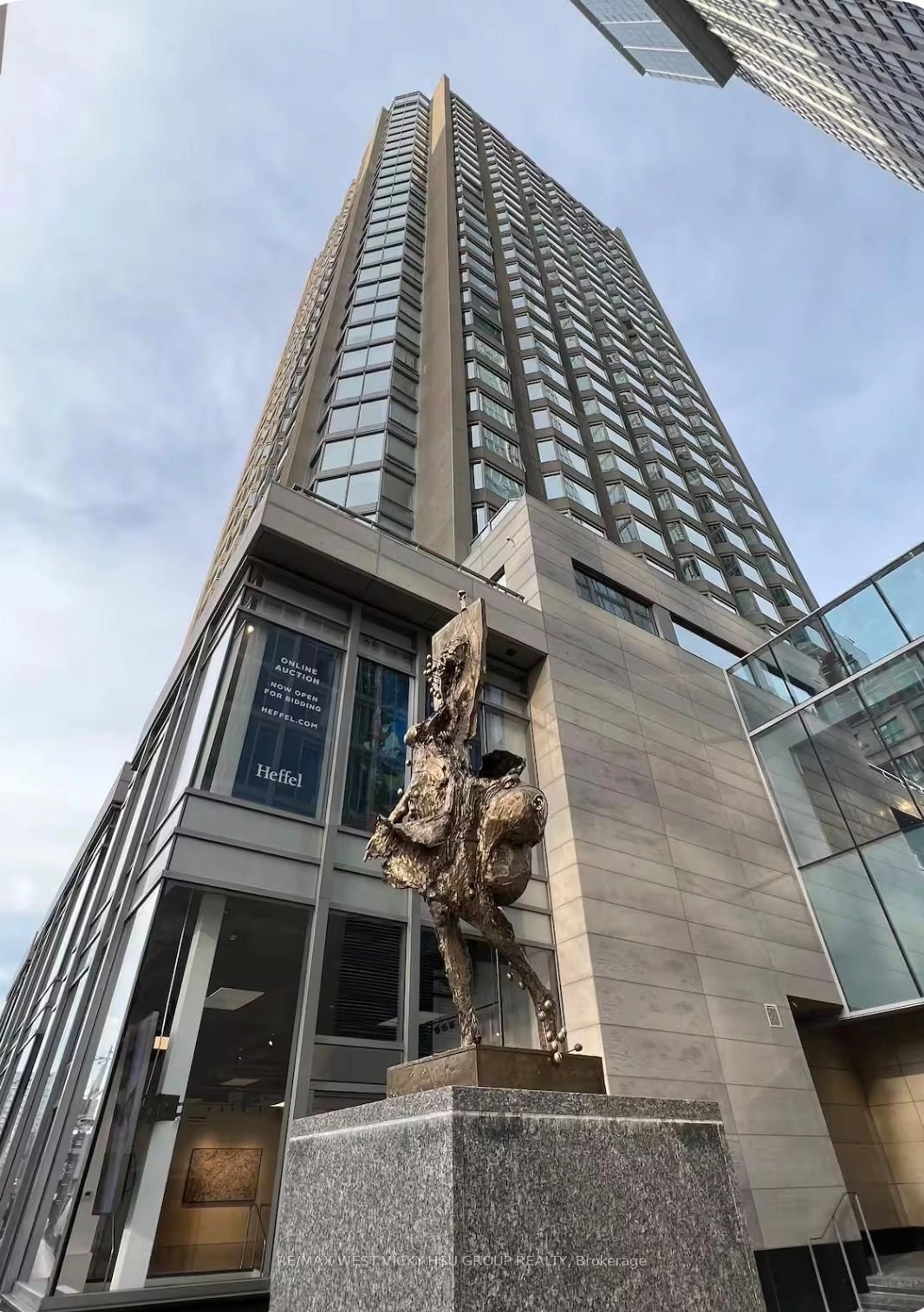 Indoor foyer for 155 Yorkville Ave #2403, Toronto Ontario M5R 0B4