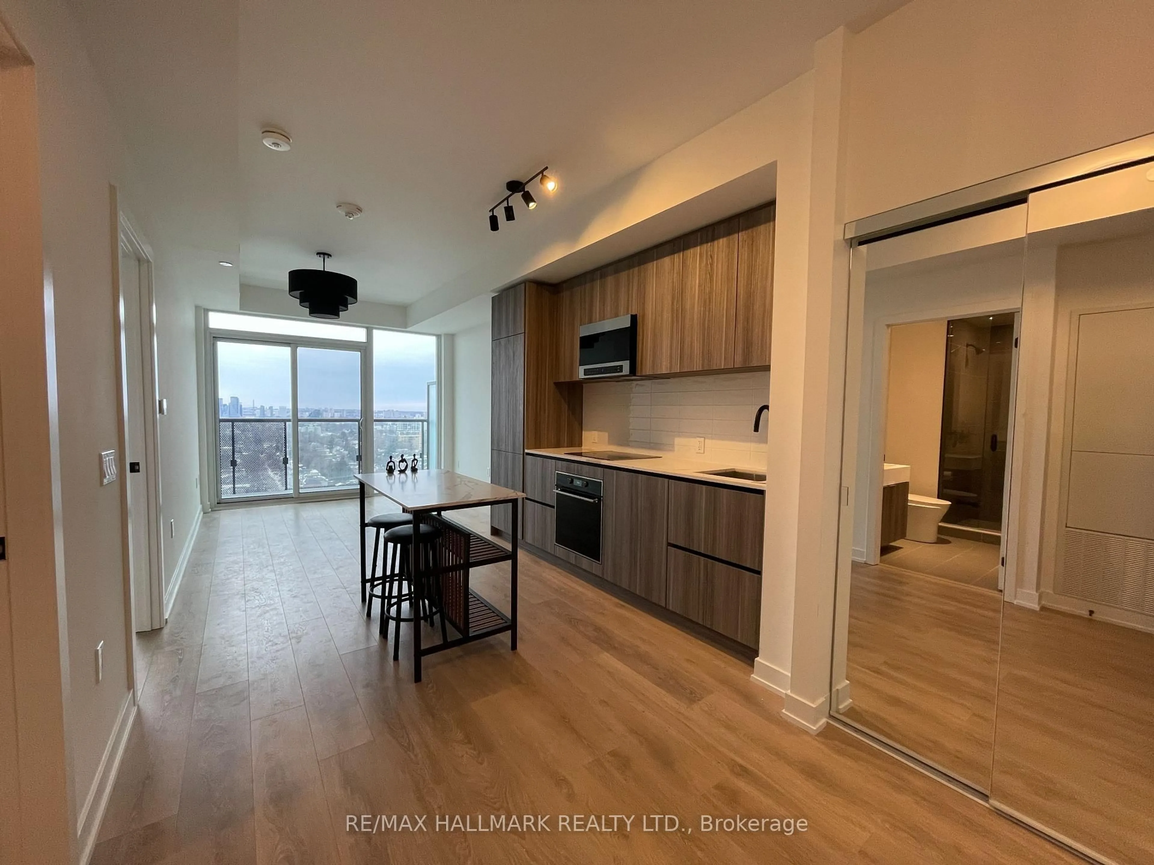 Open concept kitchen, wood/laminate floor for 127 Broadway Ave #1810, Toronto Ontario M4P 1V4