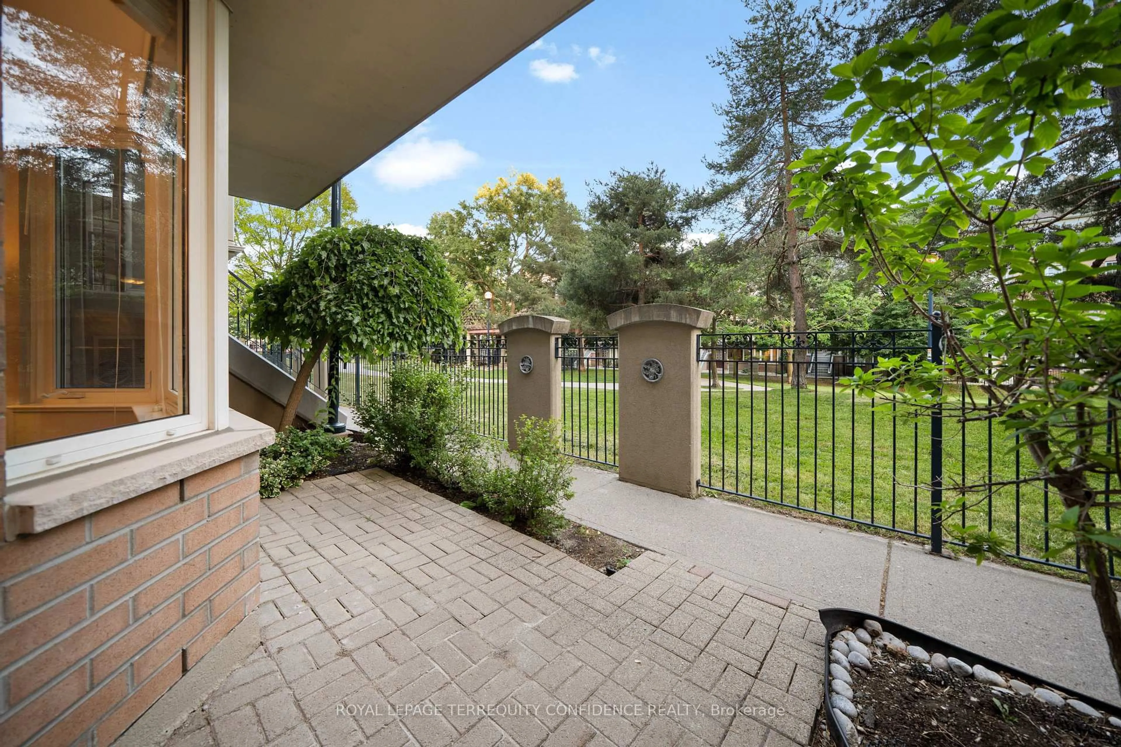 Patio, street for 28 Sommerset Way #1125, Toronto Ontario M2N 6W7