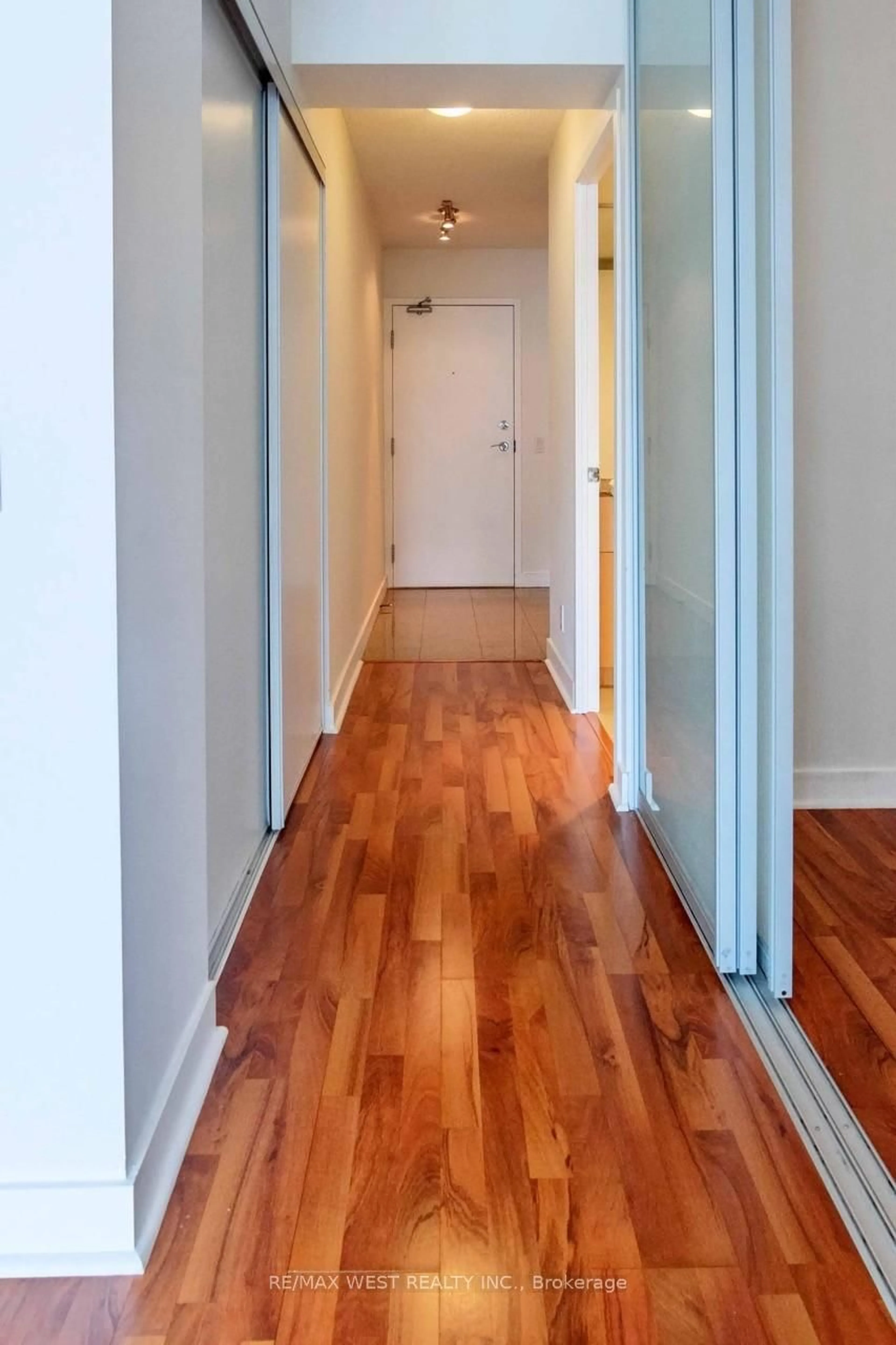 Indoor entryway for 373 Front St #2509, Toronto Ontario M5V 3R7