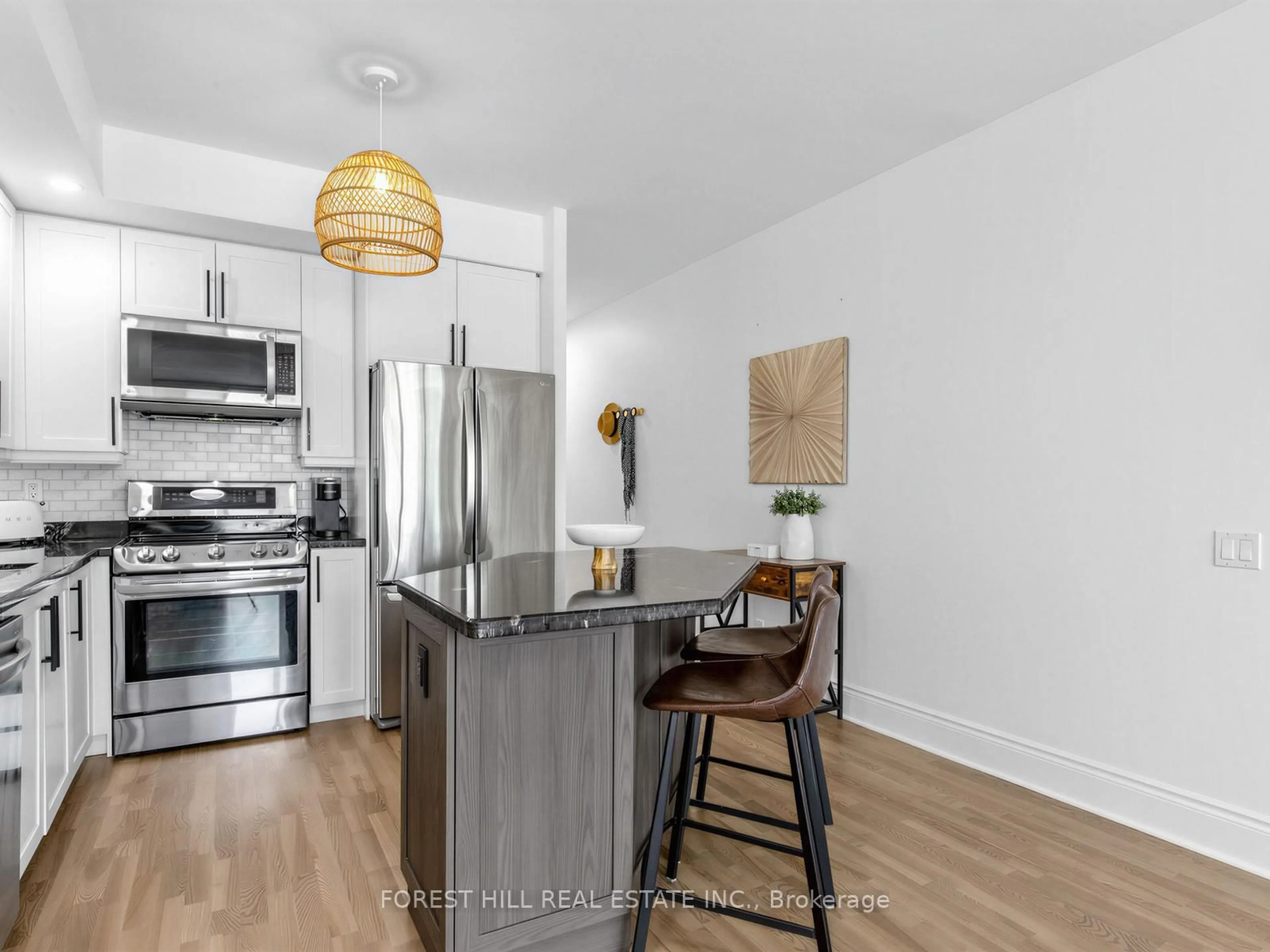 Open concept kitchen, wood/laminate floor for 123 Eglinton Ave #1514, Toronto Ontario M4P 1J2