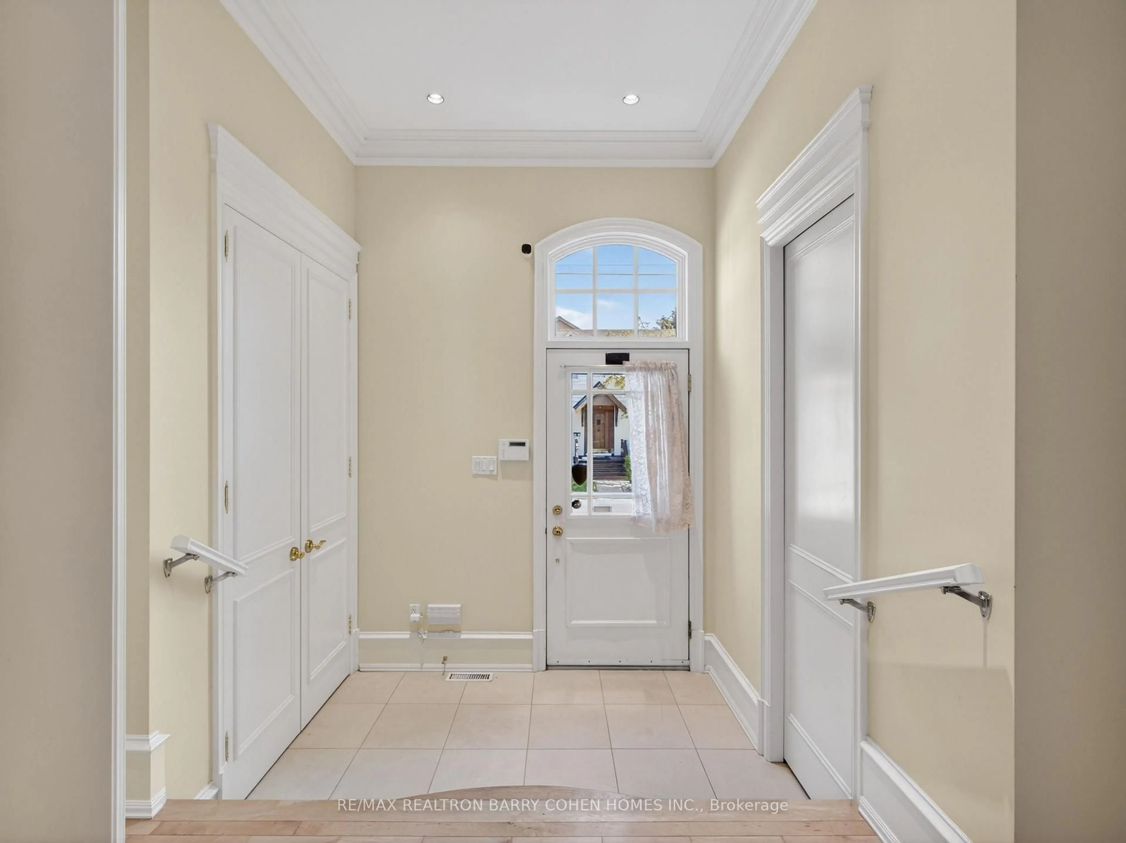 Indoor entryway for 36 Esgore Dr, Toronto Ontario M5M 3R4