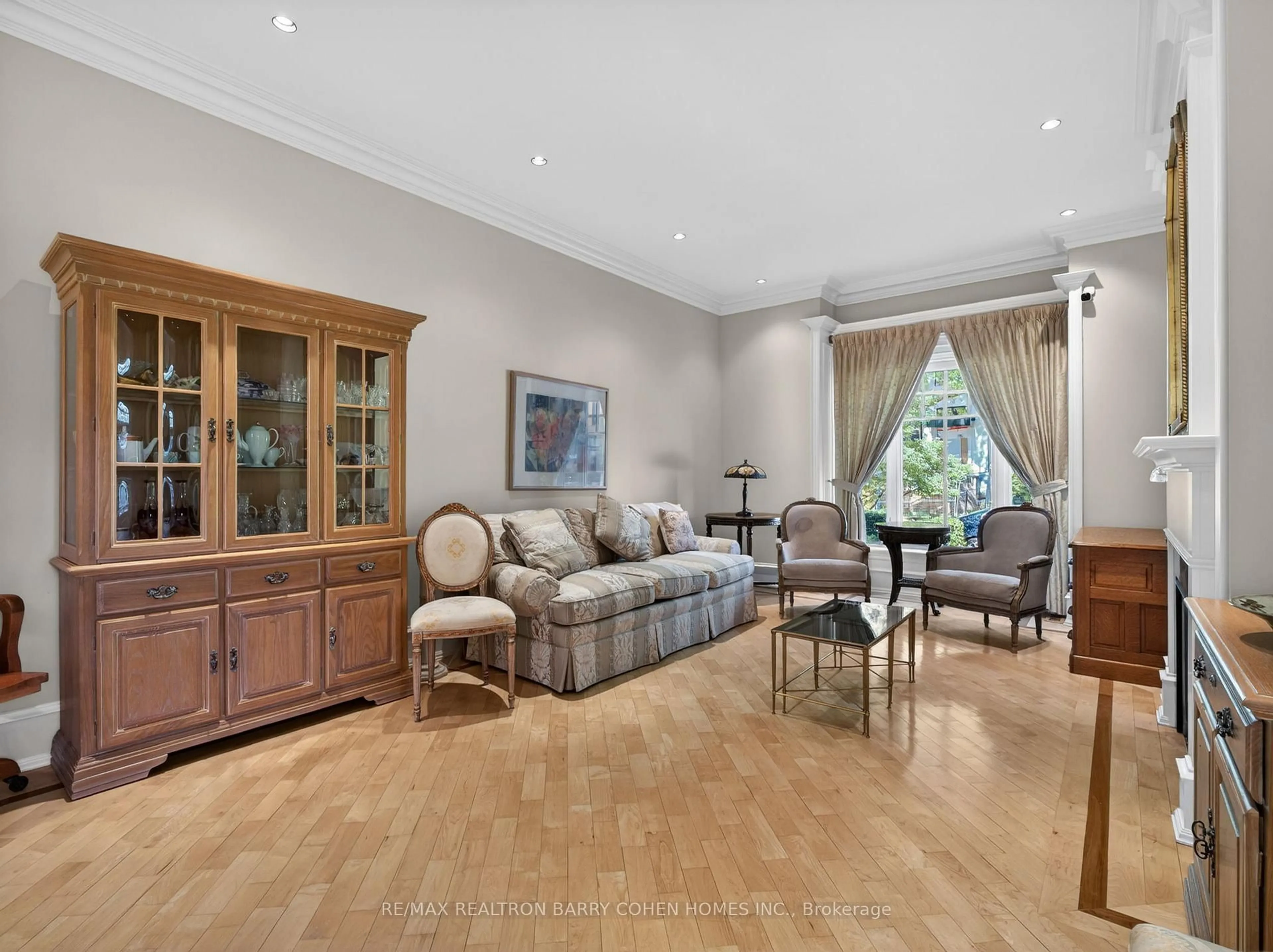 Living room with furniture, unknown for 36 Esgore Dr, Toronto Ontario M5M 3R4