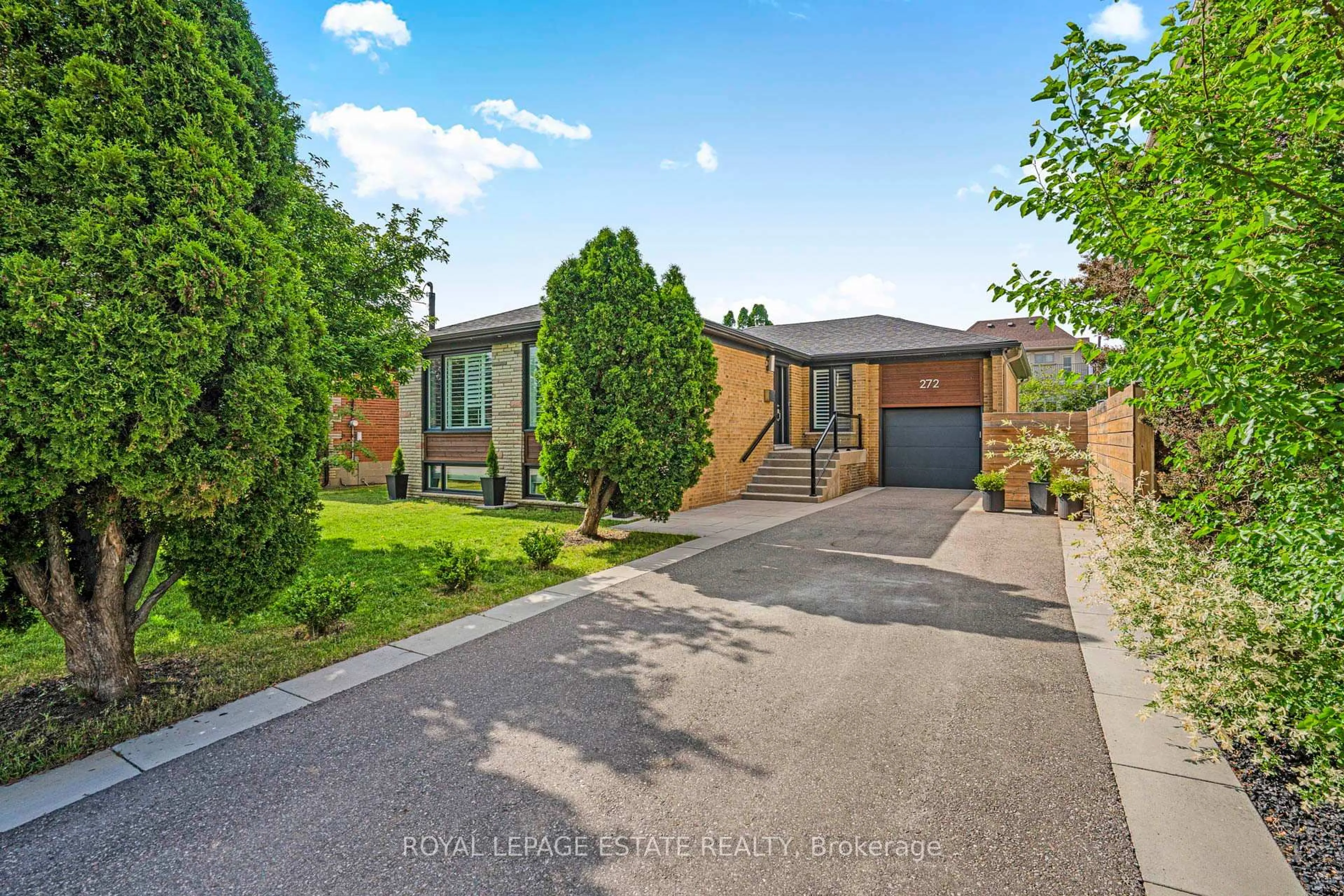 A pic from outside/outdoor area/front of a property/back of a property/a pic from drone, street for 272 Searle Ave, Toronto Ontario M3H 4C4