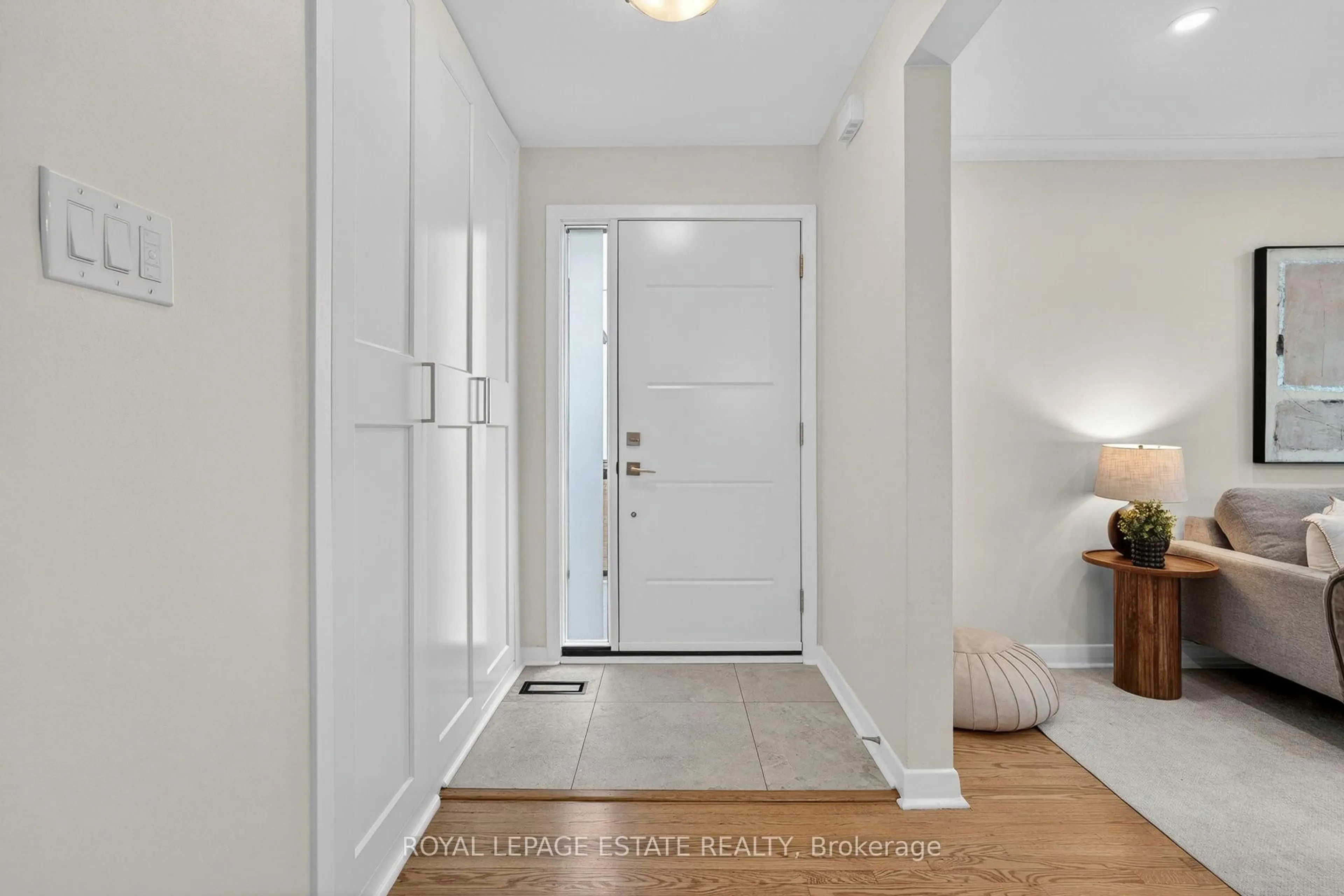 Indoor entryway for 272 Searle Ave, Toronto Ontario M3H 4C4