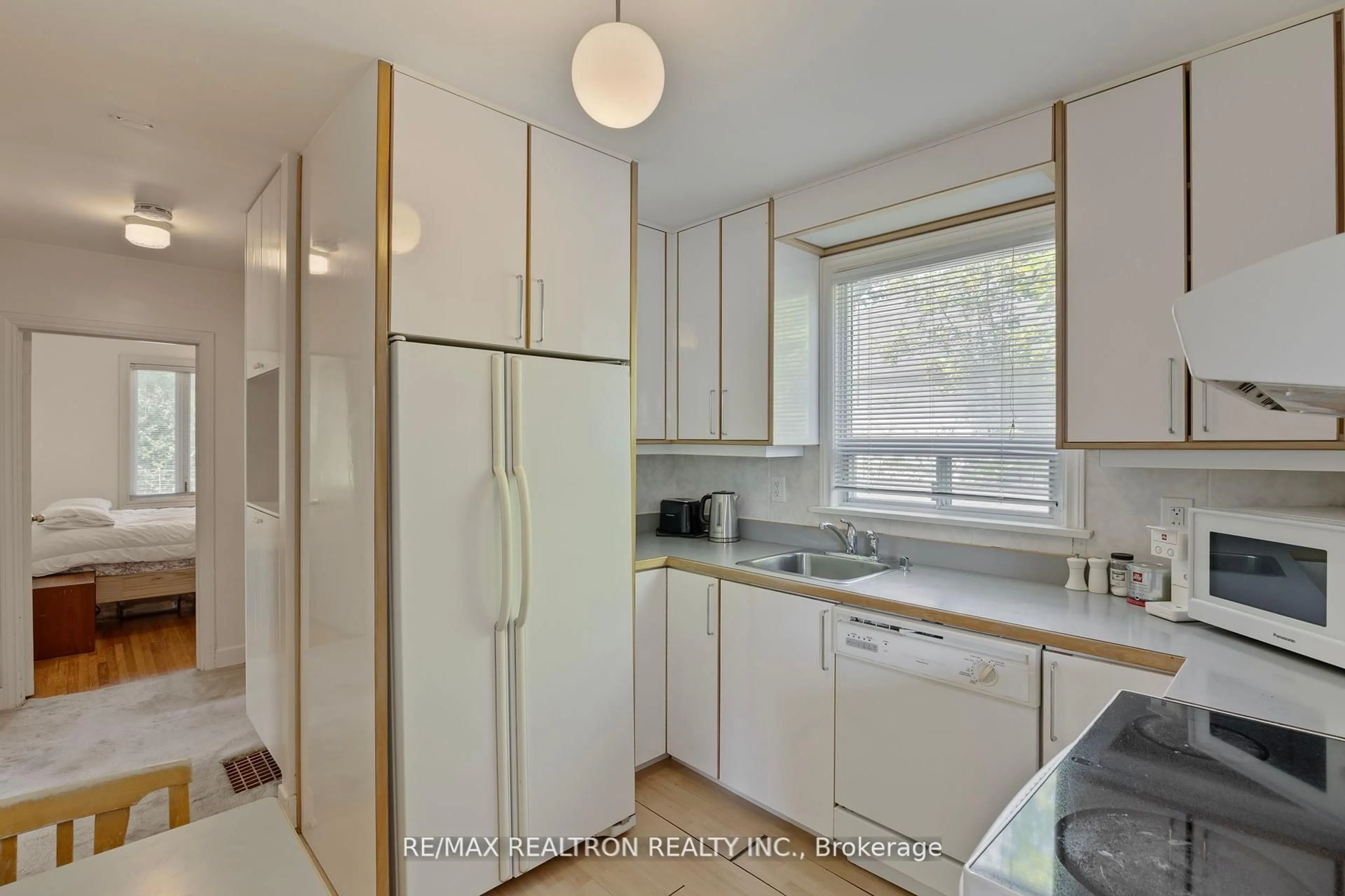 Standard kitchen, ceramic/tile floor for 598 Coldstream Ave, Toronto Ontario M6B 2L2