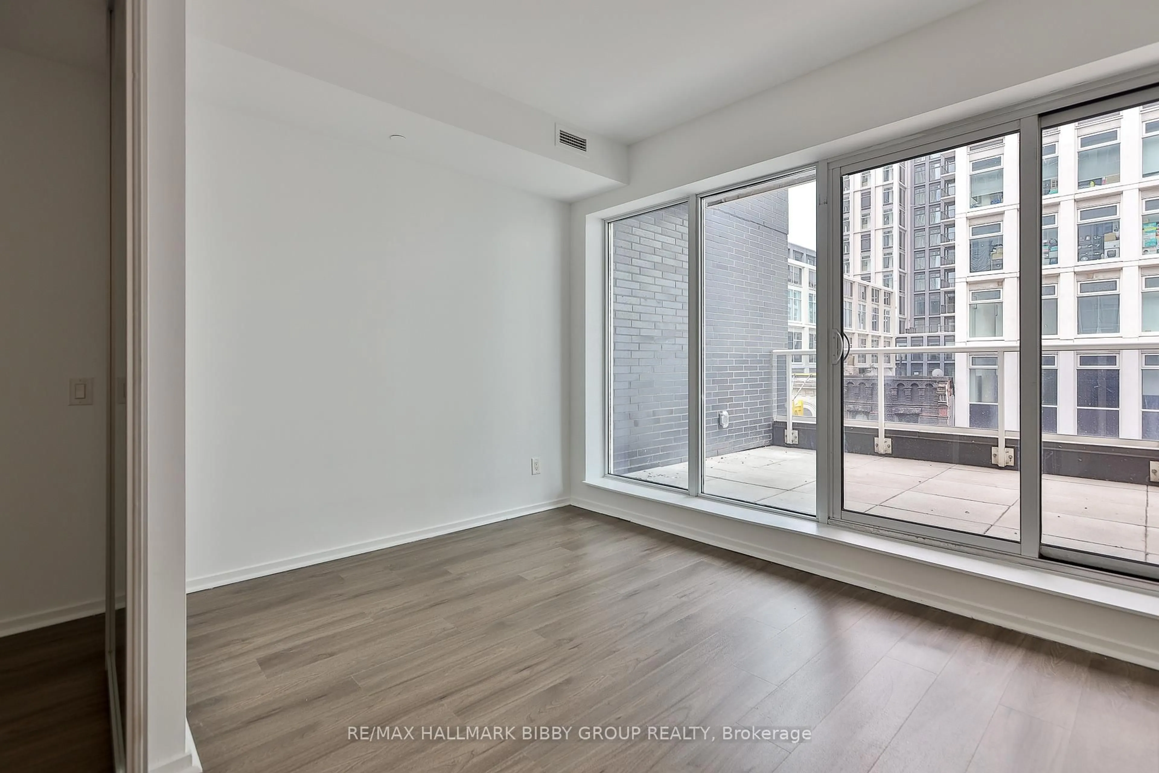 A pic of a room for 783 Bathurst St #422, Toronto Ontario M5S 0A8