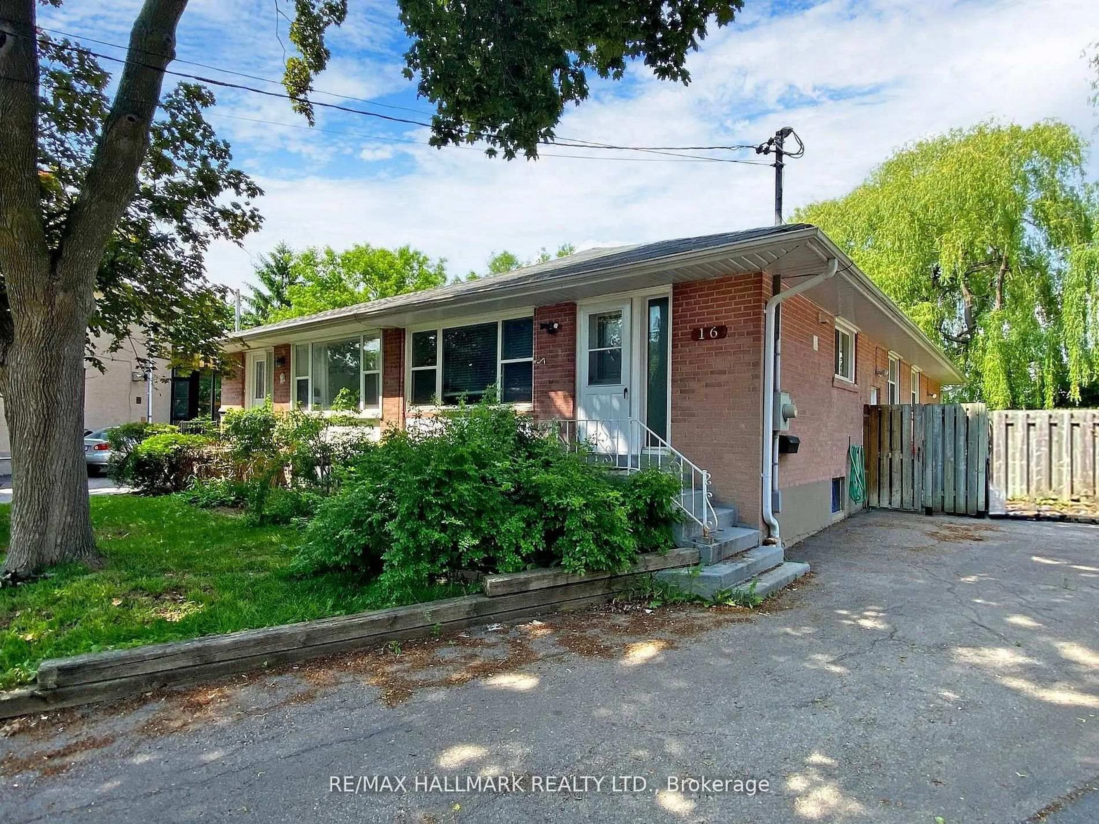 A pic from outside/outdoor area/front of a property/back of a property/a pic from drone, street for 16 Dunboyne Crt, Toronto Ontario M2R 2B7