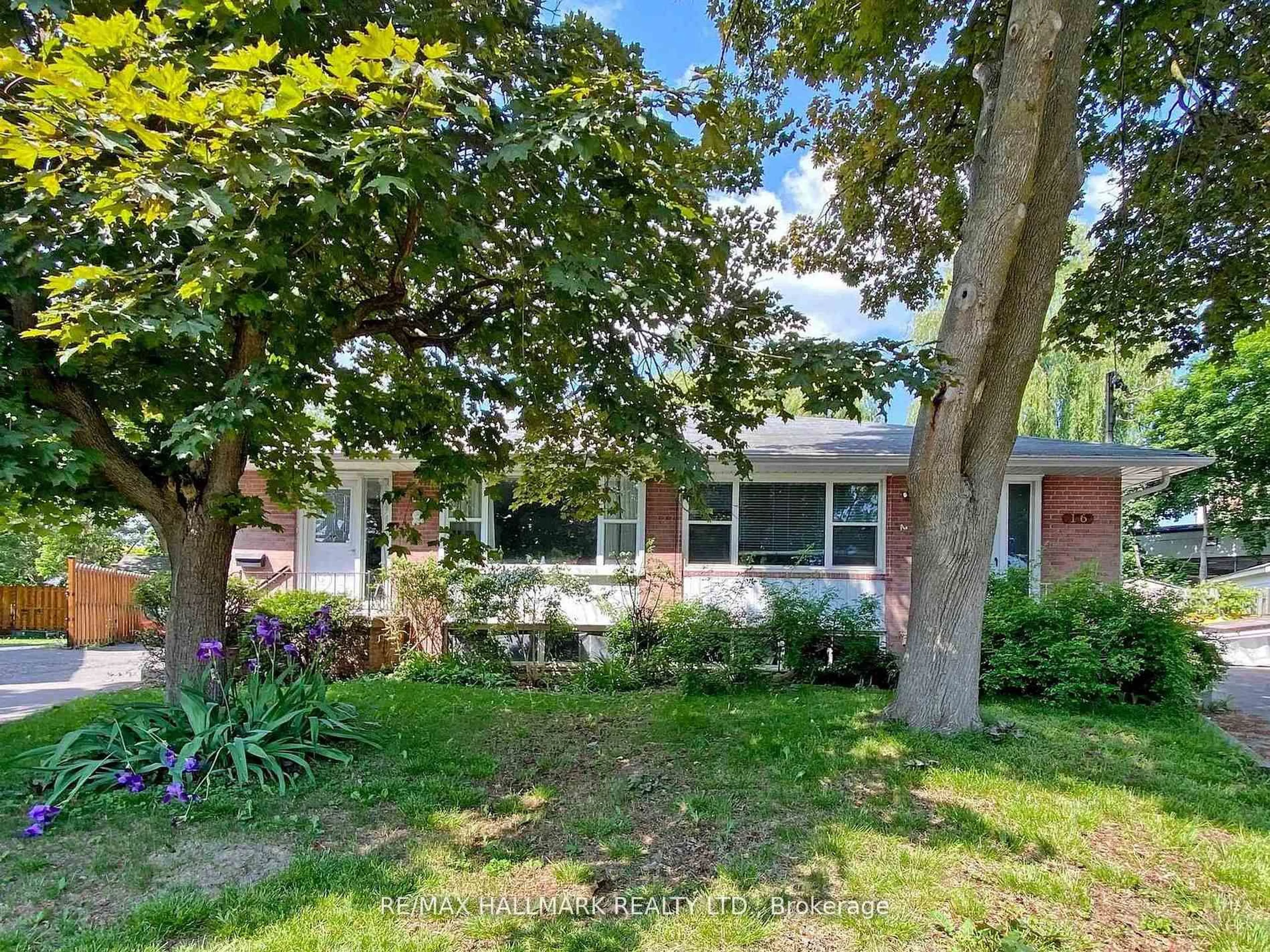A pic from outside/outdoor area/front of a property/back of a property/a pic from drone, street for 16 Dunboyne Crt, Toronto Ontario M2R 2B7