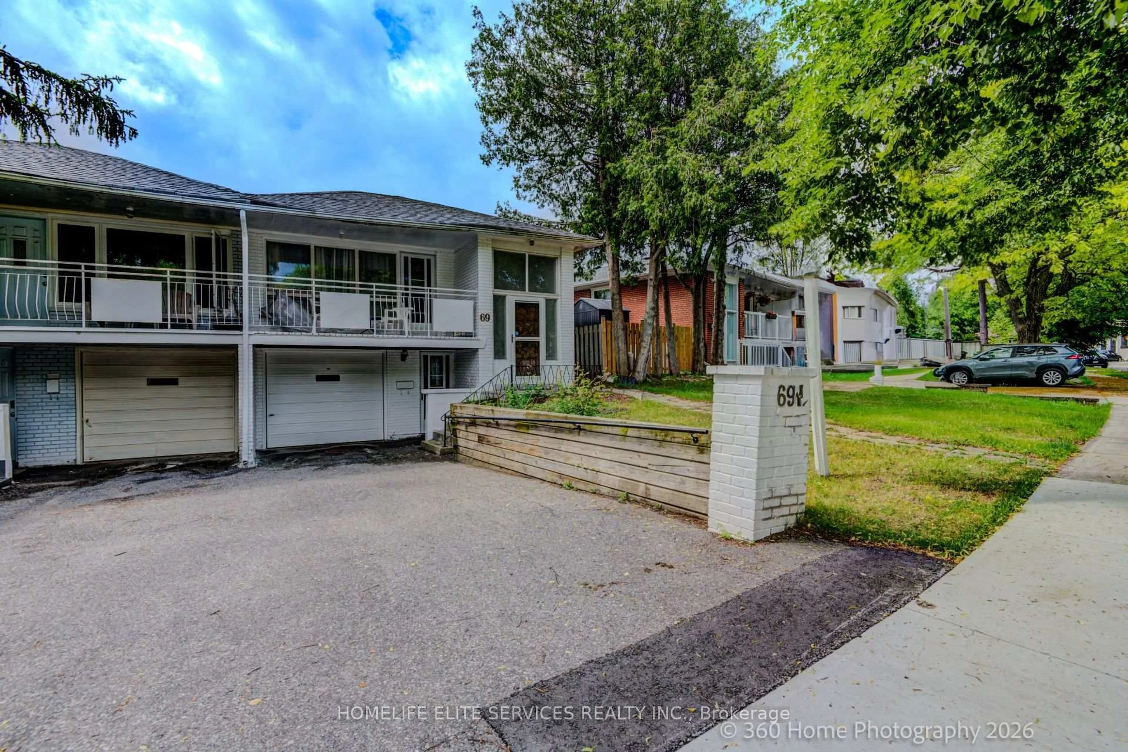 A pic from outside/outdoor area/front of a property/back of a property/a pic from drone, street for 69 Castlebury Cres, Toronto Ontario M2H 1W7