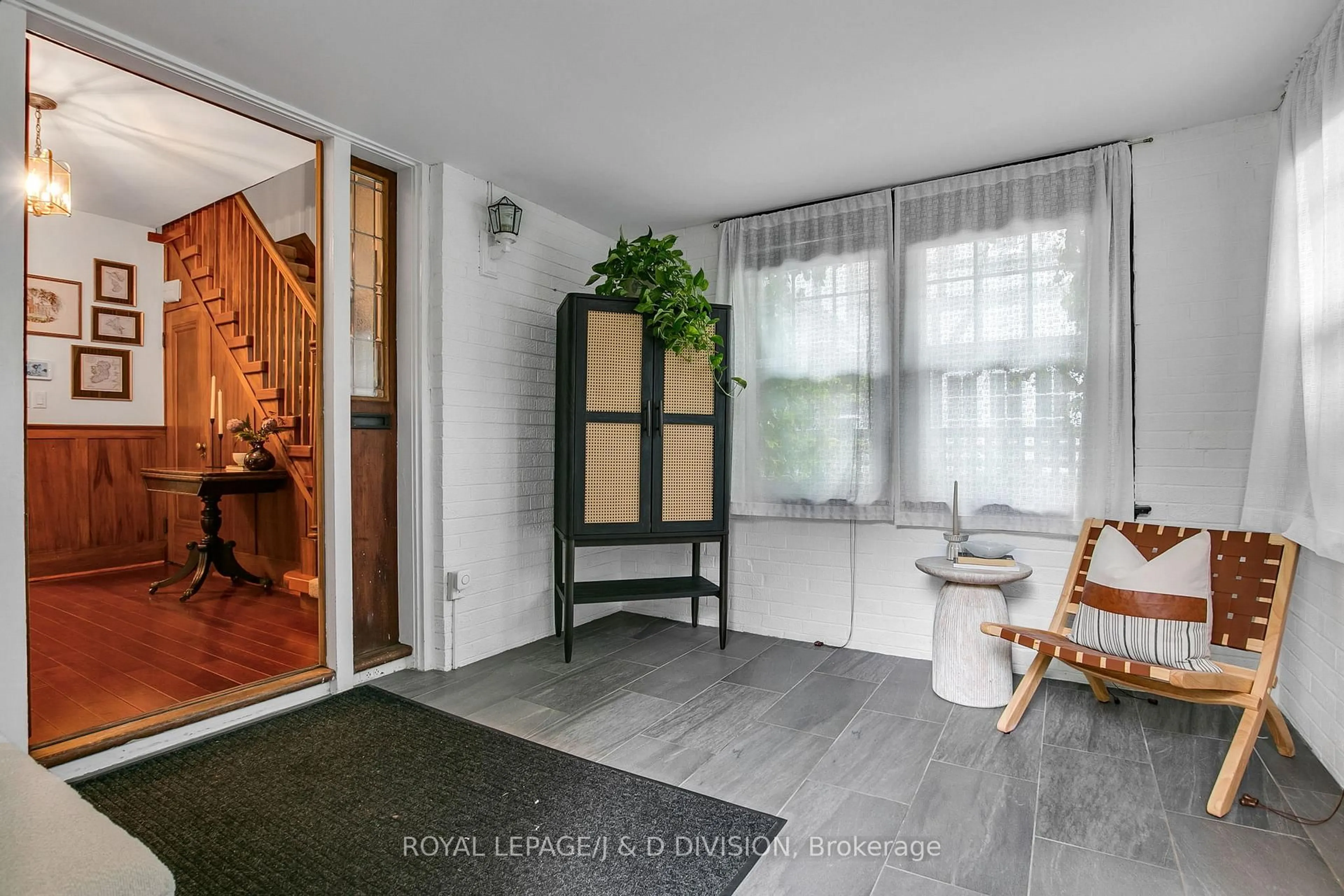 Indoor entryway for 30 Chaplin Cres, Toronto Ontario M5P 1A1