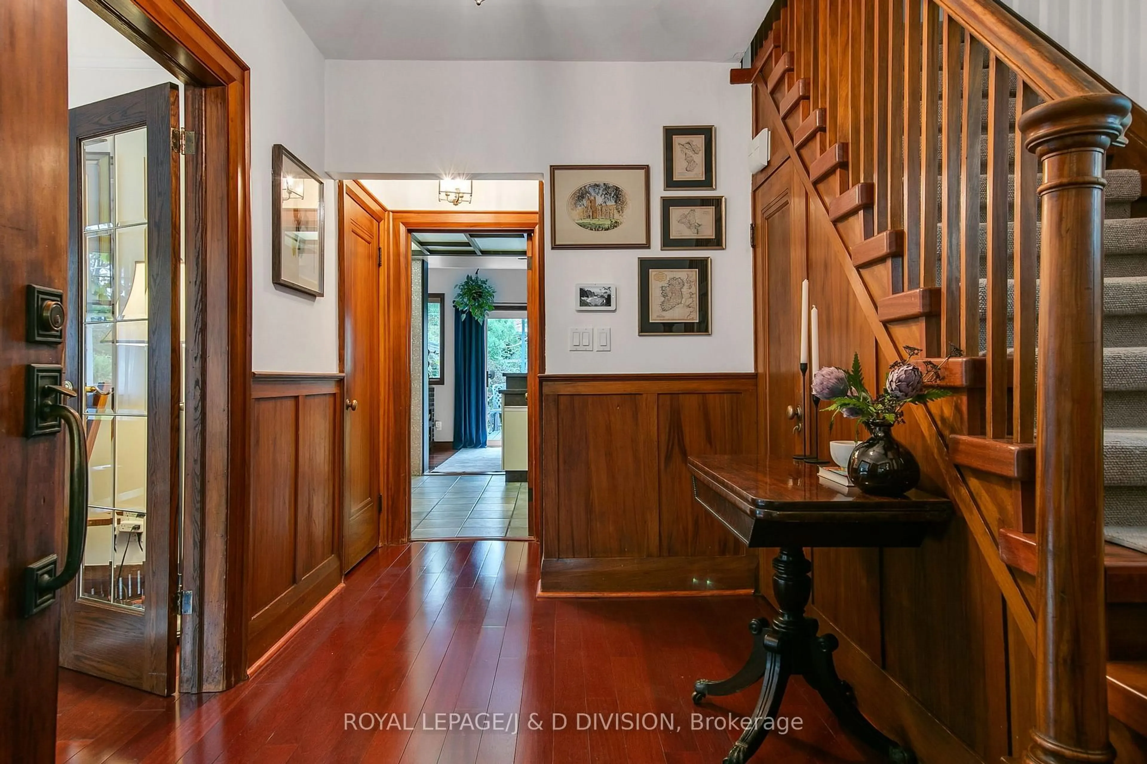 Indoor foyer for 30 Chaplin Cres, Toronto Ontario M5P 1A1