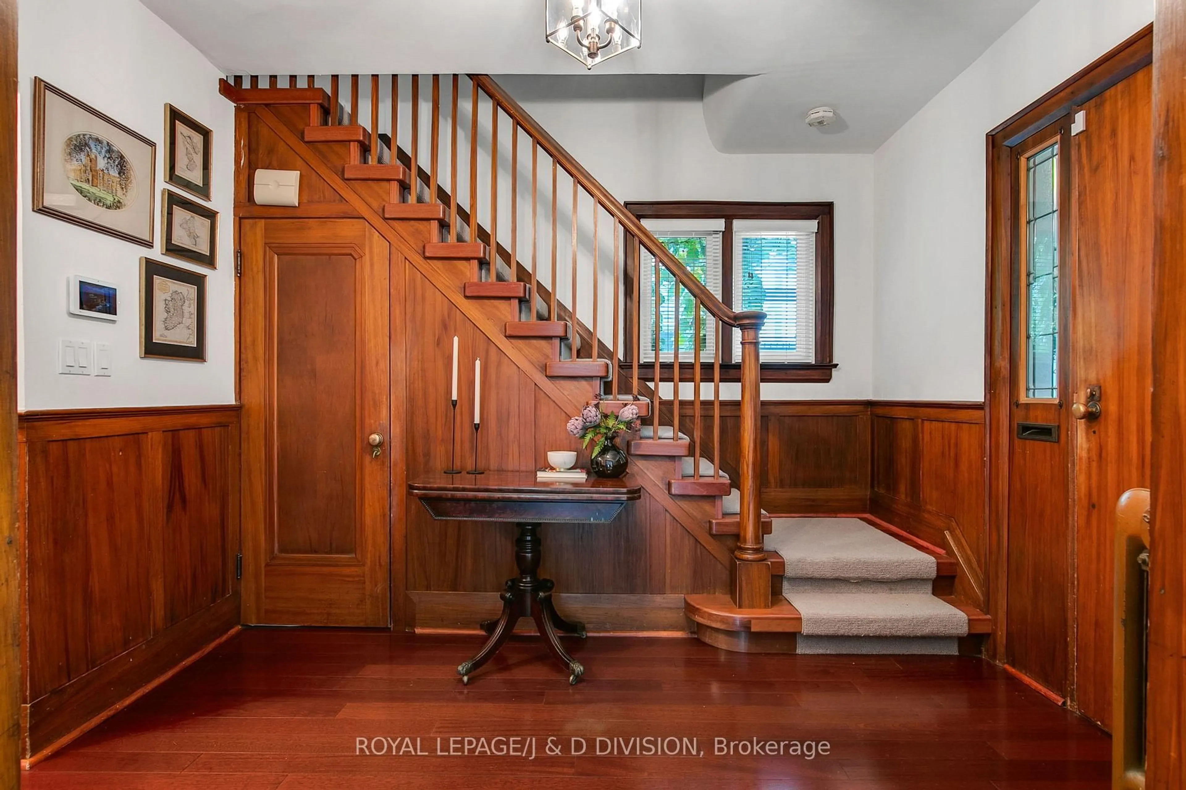 Indoor foyer for 30 Chaplin Cres, Toronto Ontario M5P 1A1