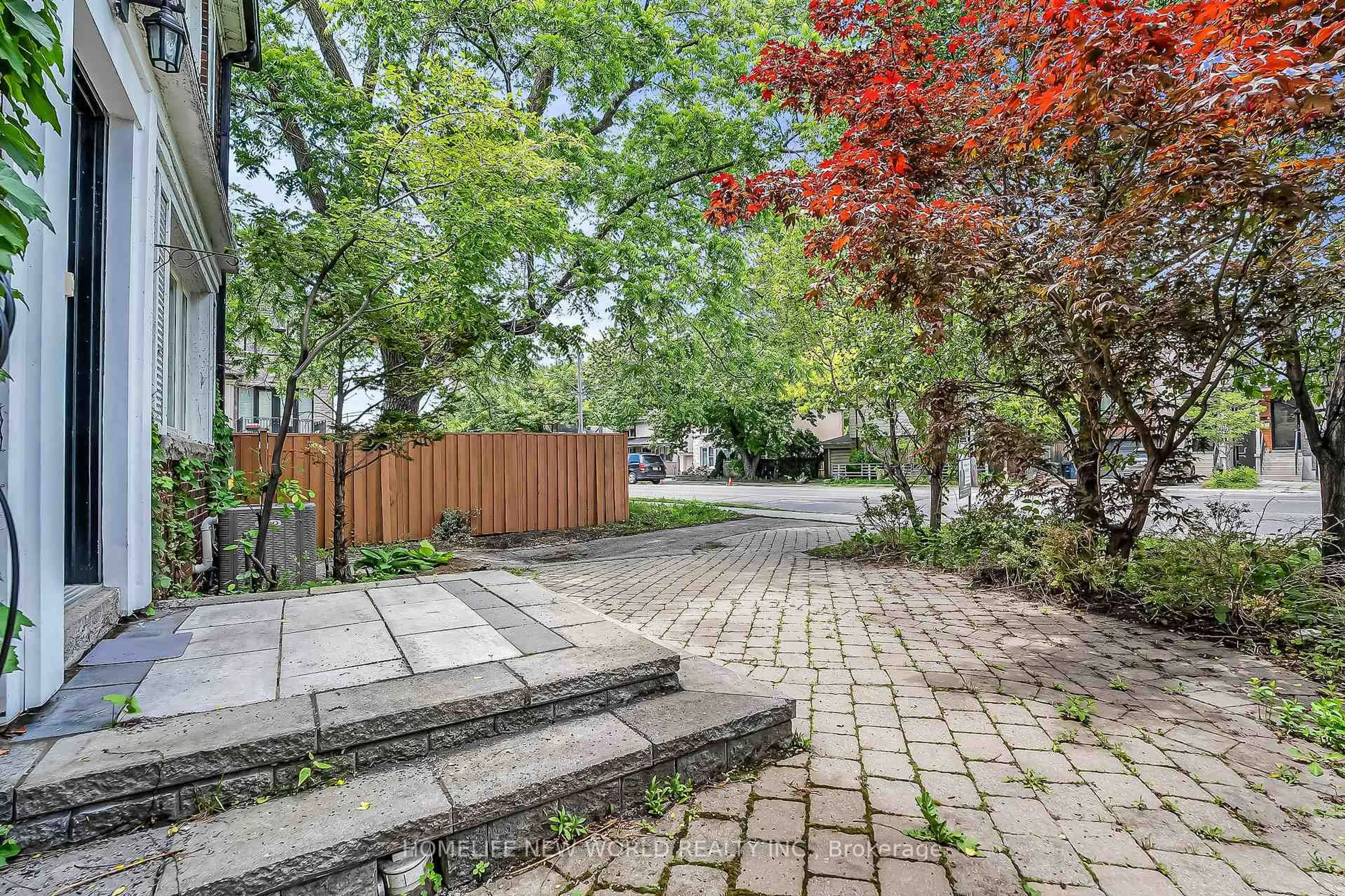 Patio, street for 351 Lawrence Ave, Toronto Ontario M5M 1B6