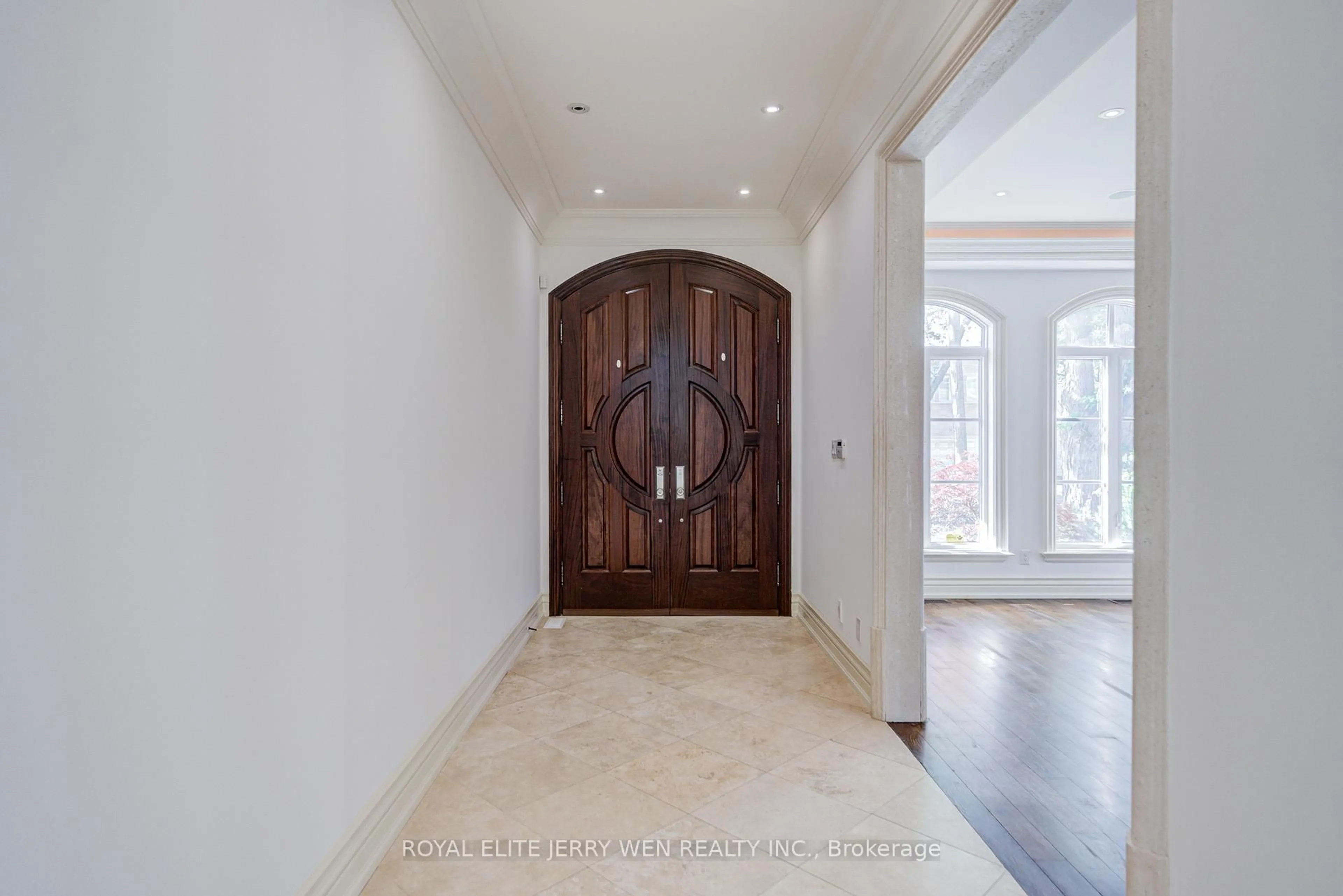 Indoor entryway for 330 Hillcrest Ave, Toronto Ontario M2N 3P6