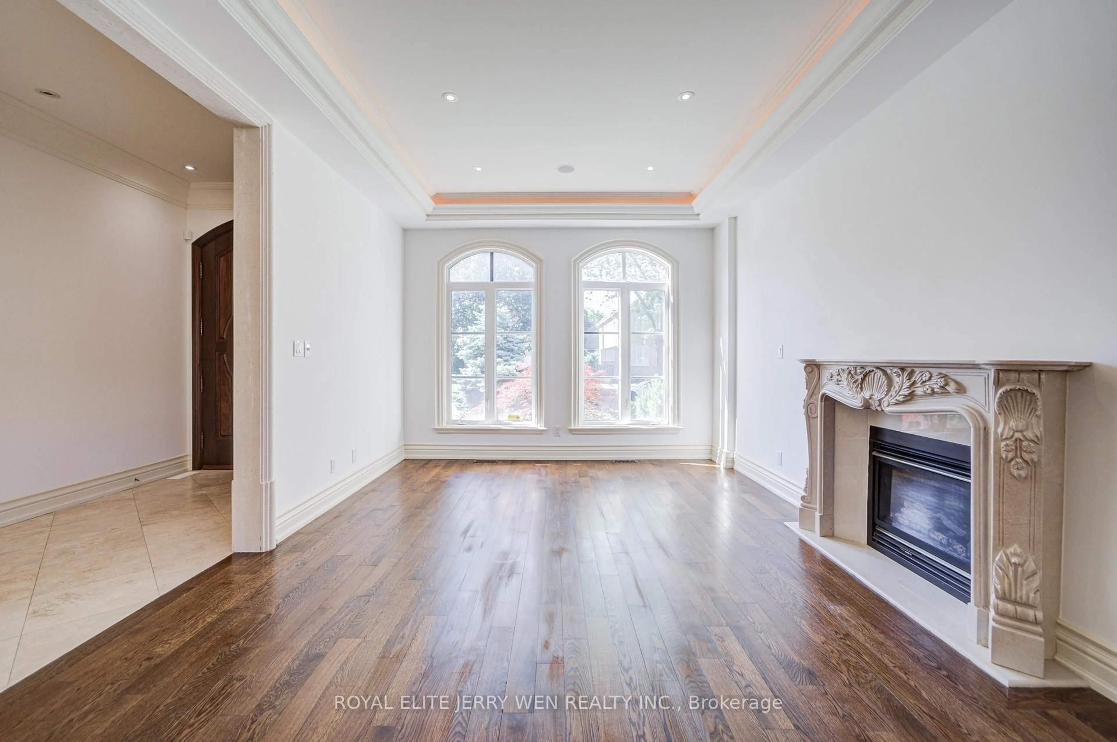 Indoor entryway for 330 Hillcrest Ave, Toronto Ontario M2N 3P6