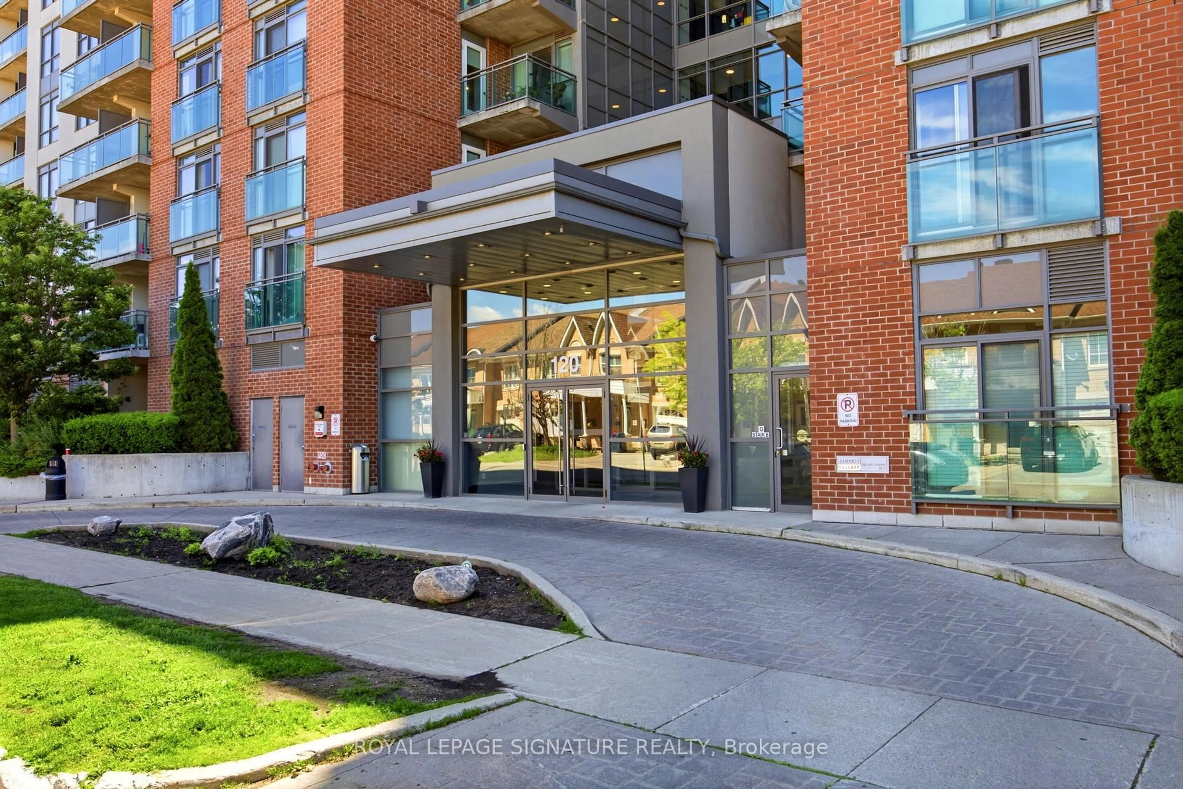 Indoor foyer for 120 Dallimore Circ #923, Toronto Ontario M3C 4J1