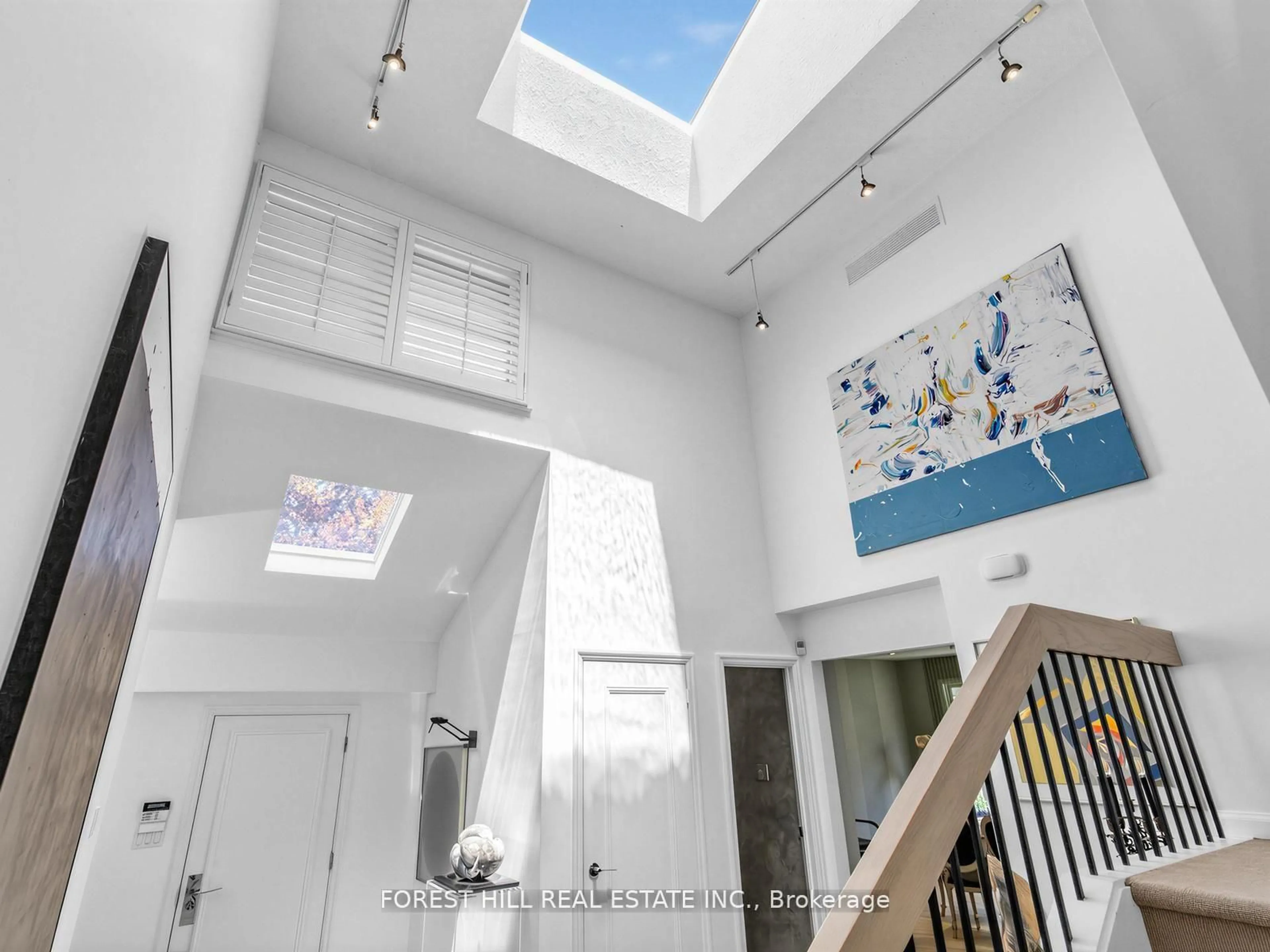 Indoor foyer for 43 Beaverhall Dr, Toronto Ontario M2L 2C8